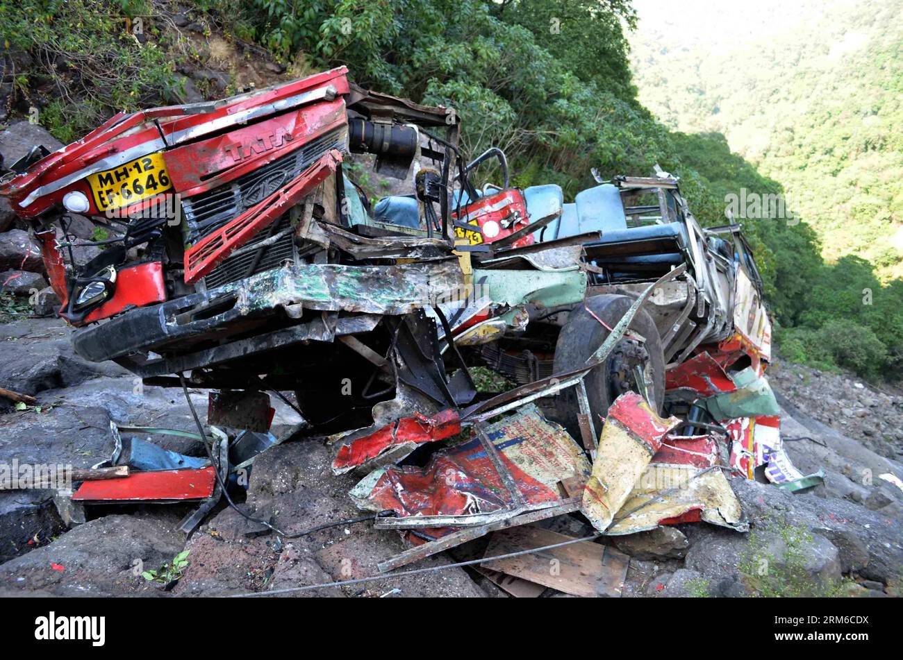 MUMBAI, 2. Januar 2014 - das Wrack eines Busses liegt an der Stelle eines Unfalls, nachdem er in eine Schlucht gefallen ist, etwa 160 Kilometer nordöstlich von Mumbai, Indien, 2. Januar 2014. Der Bus stürzte am Donnerstag in eine 120 Meter tiefe Schlucht in Westindien, spaltete sich auf dem felsigen Boden unter der Erde auf und tötete mindestens 27 Menschen, sagte die Polizei. (Xinhua/Stringer) INDIEN-MUMBAI-BUS UNFALL PUBLICATIONxNOTxINxCHN Mumbai Jan 2 2014 das Wrack eines Busses liegt AM Ort des Unfalls danach Fur in eine Schlucht etwa 160 Kilometer nordöstlich von Mumbai Indien Jan 2 2014 der Bus stürzte in eine 120 Meter tiefe Schlucht Donnerstag Stockfoto