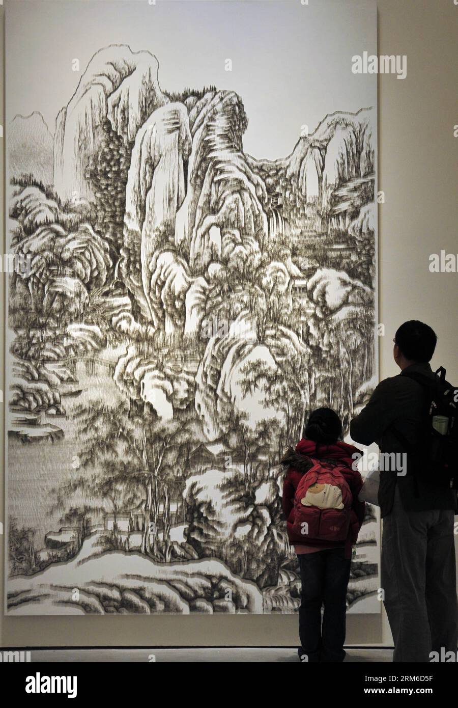 Die Besucher sehen ein Mückennagelbild in einer Ausstellung, die Chen Chun-Haos Schöpfung in Taipei, Taiwan im Südosten Chinas, am 4. Januar 2013 zeigt. Chen ist ein taiwanesischer Künstler, der Pinsel durch Nagelpistolen ersetzt, wenn er die traditionellen chinesischen Tintenbilder kopiert. Er verwendet eine Nagelpistole, um Tausende von kleinen Moskitonägeln oder kopflosen Nägeln in ein mit Leinwand bedecktes Holzbrett zu schießen, um traditionelle chinesische Meisterwerke der Tinte zu reproduzieren. (Xinhua/Wu Ching-teng) (hdt) CHINA-TAIPEI-MÜCKENNAGELMALEREI (CN) PUBLICATIONxNOTxINxCHN Besucher Sehen Sie sich ein Mückennagelgemälde AUF DER Ausstellung AN, die Chen Chun Hao S CRE zeigt Stockfoto