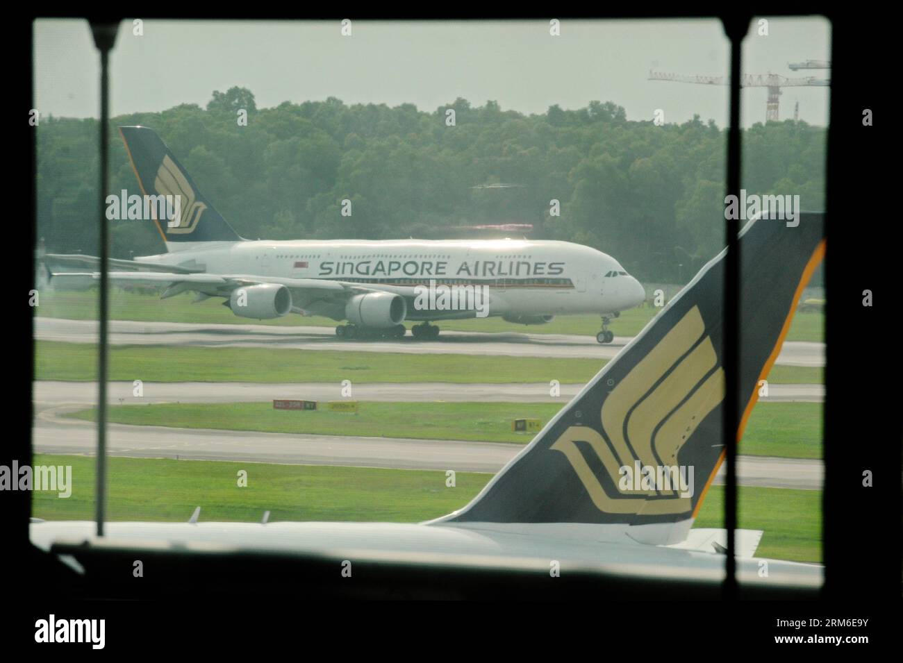 (140107) -- SINGAPUR, 7. Januar 2014 (Xinhua) -- Ein Ersatzflugzeug der Singapore Airlines trifft am 7. Januar 2013 auf dem internationalen Flughafen Changi in Singapur Ein. Das Ersatzflugzeug von Singapore Airlines holte am Dienstag Passagiere und Kabinenbesatzung ab, die im aserbaidschanischen Baku festsaßen, und kehrte nach Singapur zurück, nachdem am Montag ein von der Firma betriebener Flug in der aserbaidschanischen Hauptstadt notgelandet war. (Xinhua/dann Chih Wey) (srb) FLUGGÄSTE MIT SINGAPURISCHEN STRANDEN BRINGEN PUBLICATIONxNOTxINxCHN Singapur 7. Januar 2014 XINHUA ein Ersatzflugzeug von Singapore Airlines kommt IN Singapore S Changi an Stockfoto