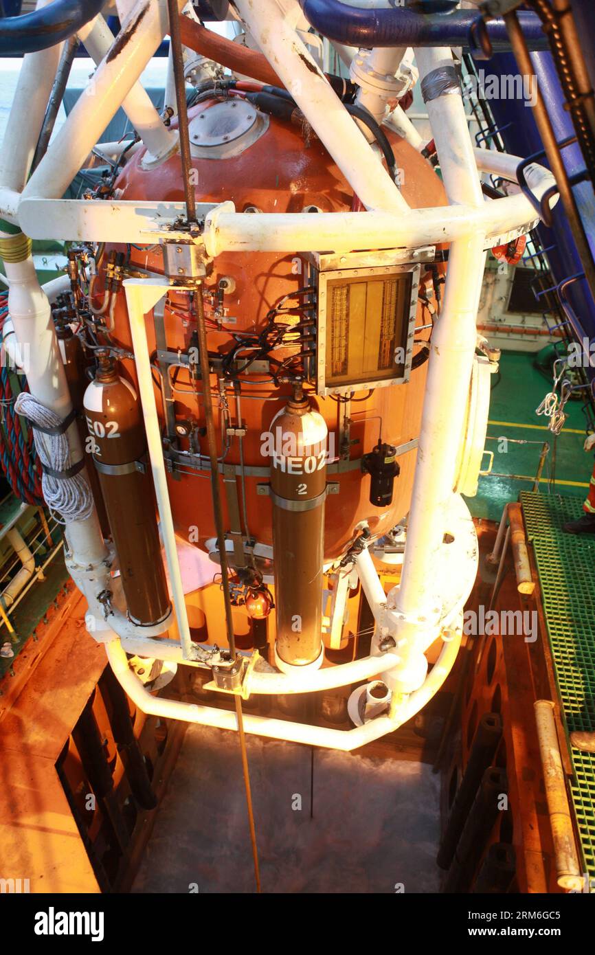 (140109) -- PEKING, 9. Januar 2014 (Xinhua) -- Eine Tauchglocke mit drei Tauchern an Bord beginnt ihren 300-Meter-Sättigungstauchgang unter dem Südchinesischen Meer, 12. Januar 2014. China gelang am Sonntagmorgen sein erster 300-Meter-Sättigungstauchgang, als drei Taucher sicher und gesund aus tiefem Wasser in die lebende Kammer auf ihrem Schiff zurückkehrten. Die Tauchglocke erreichte eine Tiefe von 313,5 Metern unter dem Südchinesischen Meer. Die Technologie des Sättigungstauchens ermöglicht es Menschen, hohem Wasserdruck standzuhalten, indem sie menschliches Gewebe mit Inertgas sättigen. (XINHUA) (RY) CHINA-SÜD-CHINA SEA-SATURATION DIVE (CN) PUB Stockfoto