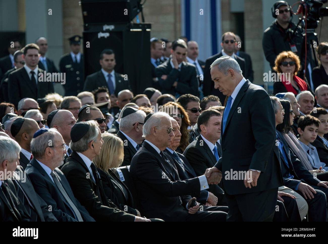 140113 -- JERUSALEM, 13. Januar 2014 Xinhua -- der israelische Premierminister Benjamin Netanyahu gibt am 13. Januar 2014 die Hand an den US-Vizepräsidenten Joe Biden, nachdem er vor einer Gedenkfeier des ehemaligen israelischen Premierministers Ariel Sharon im israelischen Knesset-parlament in Jerusalem gesprochen hatte. Der Gedenkgottesdienst des Bundesstaates fand hier am Montag statt, an dem der US-Vizepräsident Joe Biden und der Vertreter des Quartetts sowie der ehemalige britische Premierminister Tony Blair teilnahmen. Der ehemalige israelische Premierminister Ariel Sharon, eine umstrittene Figur, die den Verlauf des Nahen Ostens veränderte, starb in einem Krankenhaus in der Nähe von Tel Aviv in Stockfoto