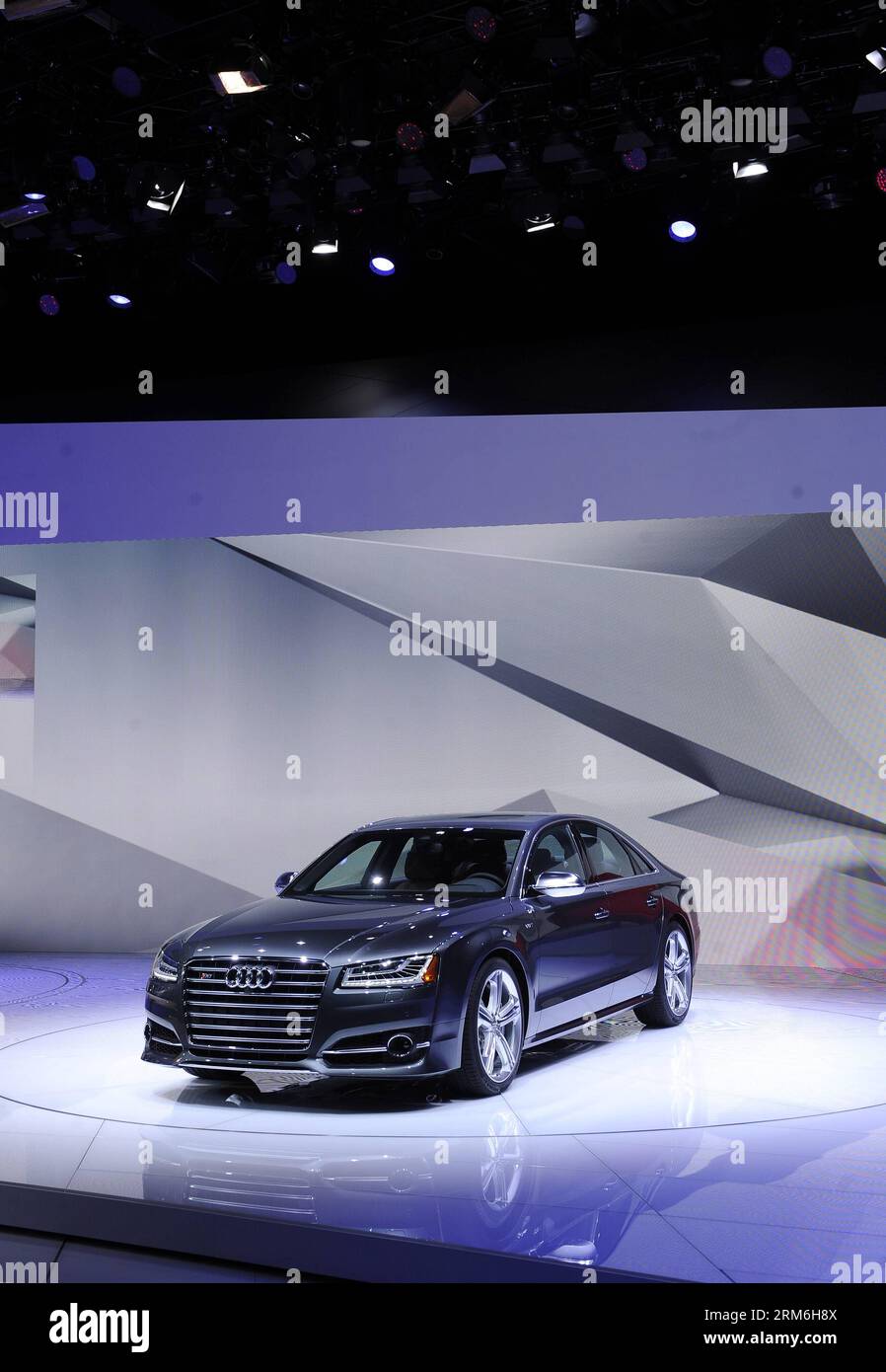 Der neue Audi S8 wird im Rahmen der Pressevorschau der 2014 North American International Auto Show (NAIAS) in Detroit, USA, am 13. Januar 2014 vorgestellt. (Xinhua/Zhang Jun)(axy) US-DETROIT-AUTO SHOW-NAIAS PUBLICATIONxNOTxINxCHN der neue Audi S8 WIRD im Rahmen der Pressevorschau der 2014 North American International Car Show NAIAS in Detroit den Vereinigten Staaten vorgestellt 13. Januar 2014 XINHUA Zhang jun axy U.S. Detroit Car Show NAIAS PUNOBLICTINXNCHNXN Stockfoto