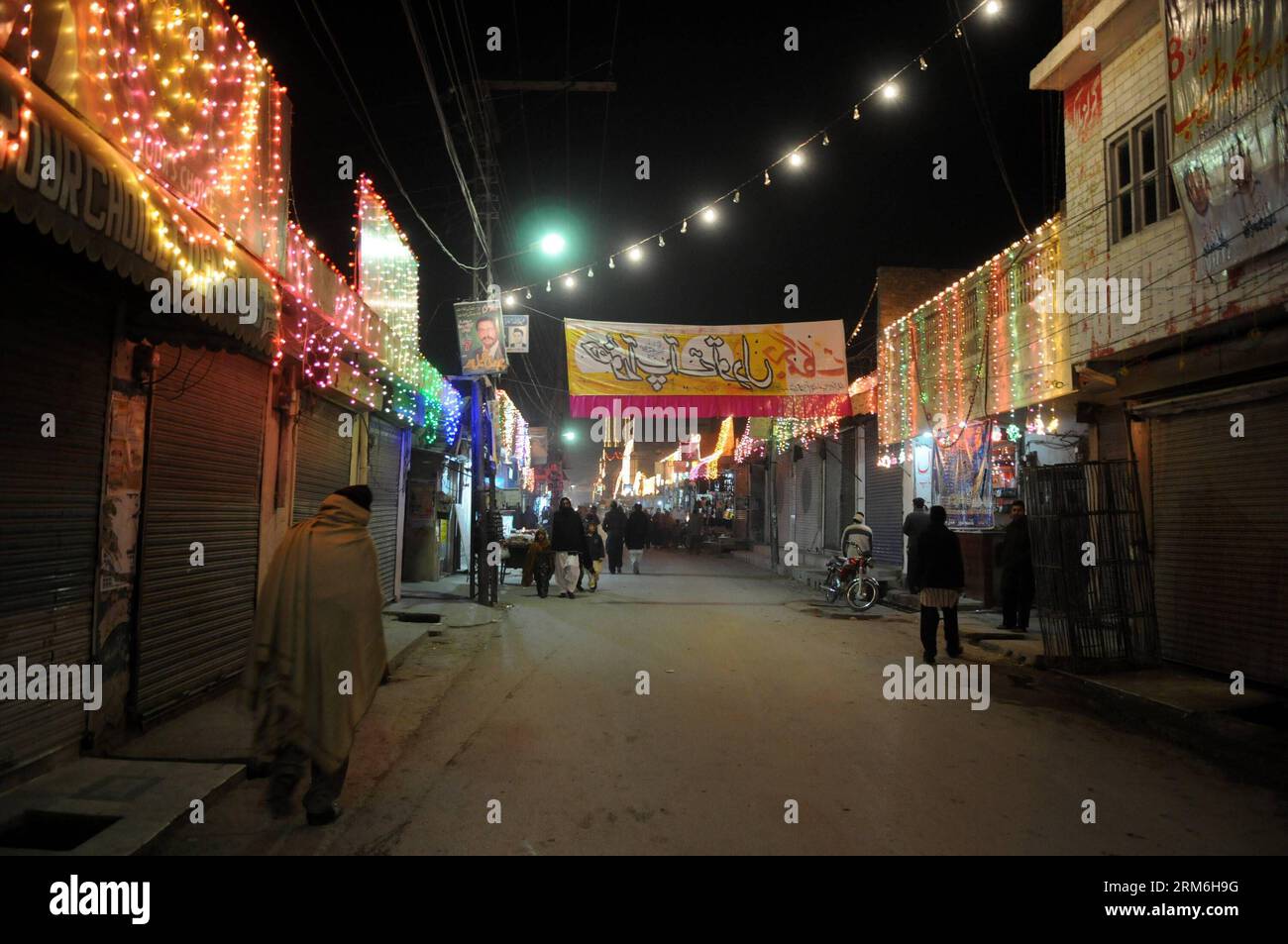 Eine Straße wird während der Feierlichkeiten vor Eid-e-Milad-un-Nabi, anlässlich des Geburtsjubiläums des Propheten Mohammed, in Rawalpindi, Pakistan, am 13. Januar 2014 beleuchtet. (Xinhua/Ahmad Kamal) PAKISTAN-RAWALPINDI-FESTIVAL PUBLICATIONxNOTxINxCHN eine Straße WIRD während der Feierlichkeiten vor dem Eid e Milad UN Nabi beleuchtet, das den Geburtstag des Islam S Propheten Mohammed in Rawalpindi Pakistan Januar 13 2014 XINHUA Ahmad Kamal Pakistan Rawalpindi Festival PUBLICATIOxTxCHN markiert Stockfoto