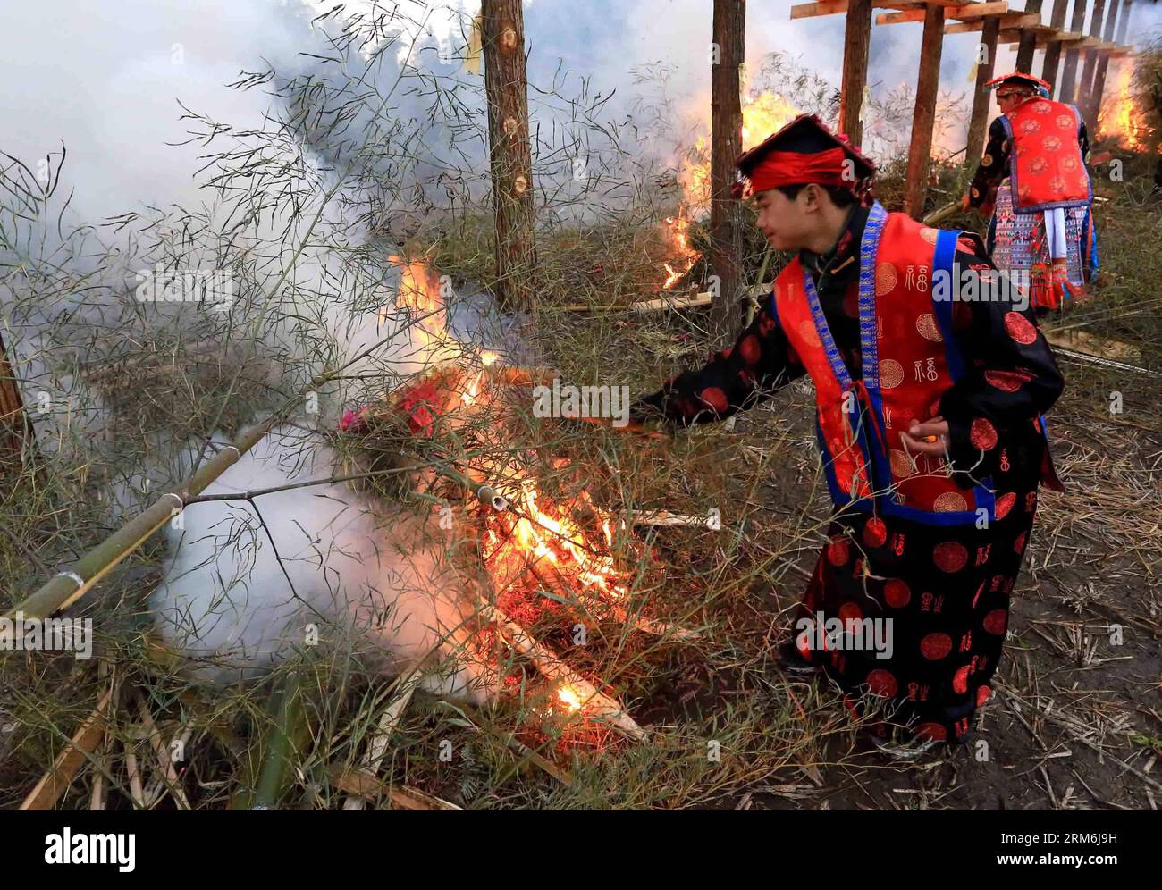 (140115) -- RONGSHUI, (Xinhua) -- Pan Wenyi wird bei einem religiösen Ritual während einer Dujie-Zeremonie im Tonglian Village der Tonglian Yao Township, im Rongshui Miao Autonomous County, südchinesische autonome Region Guangxi Zhuang, am 14. Januar 2014 gesehen. Pan Wenyi, ein 13-jähriger Junge, der im Tonglian Village der Tonglian Yao Township im Rongshui Miao Autonomous County, der südchinesischen autonomen Region Guangxi Zhuang, lebt, hat gerade eine 14-tägige komplizierte Dujie-Zeremonie zusammen mit anderen 11 männlichen Gleichaltrigen erlebt. Die Dujie-Zeremonie gilt als eine der traditionellen Bräuche des Yao ethn Stockfoto