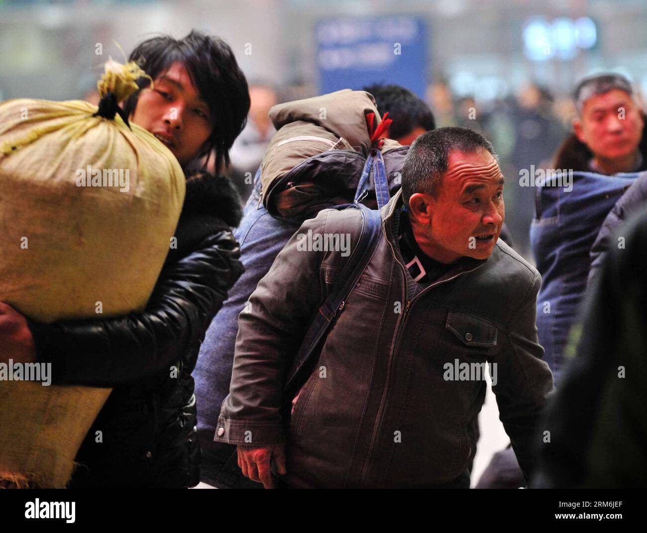 (140116) -- PEKING, 16. Januar 2014 (Xinhua) -- Passagiere sind im Begriff, in einen Zug am Beijing West Railway Station in Peking, Hauptstadt von China, 16. Januar 2014. Der Reiserouch des Frühlingsfestes 2014 begann in den frühen Donnerstagsstunden. Etwa 3,62 Milliarden Reisen werden während des 40-tägigen Frühjahrsfestivals unternommen, so Lian Weiliang, stellvertretender Leiter der Nationalen Entwicklungs- und Reformkommission auf einer Pressekonferenz. (Xinhua/Li Wen) (wf) CHINA-BEIJING-SPRING FESTIVAL TRAVEL RUSH (CN) PUBLICATIONxNOTxINxCHN Peking 16. Januar 2014 XINHUA Passagiere sind im Begriff, an Bord einer Trai zu gehen Stockfoto