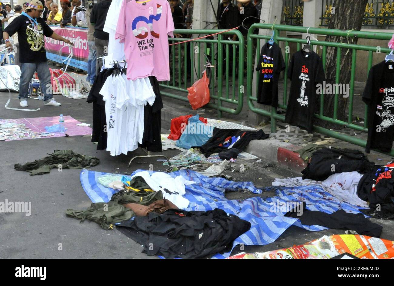 (140119) -- BANGKOK, 19. Januar 2014 (Xinhua) -- Foto aufgenommen am 19. Januar 2014, zeigt die Szene einer Explosion am Victory Monument in Bangkok, Thailand. Am Sonntag explodierte eine Bombe am Siegesdenkmal in der thailändischen Hauptstadt Bangkok und verletzte 28 Menschen, darunter eine Reporterin, berichteten lokale Medien. (Xinhua/Rachen Sageamsak) THAILAND-BANGKOK-BOMBENANGRIFF PUBLICATIONxNOTxINxCHN BANGKOK Jan 19 2014 XINHUA Foto aufgenommen AM 19. Januar 2014 zeigt die Szene der Explosion AM Siegesdenkmal in Bangkok Thai Land eine Bombe explodierte AM Siegesdenkmal in der thailändischen Hauptstadt Bangkok AM Sonntag verletzt 28 Stockfoto