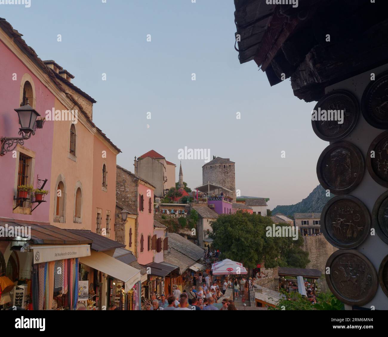 Souvenirläden in der farbenfrohen Altstadt von Mostar und UNESCO-Stätte an einem Sommerabend voller Touristen. Bosnien und Herzegowina, 26. August 2023. Stockfoto