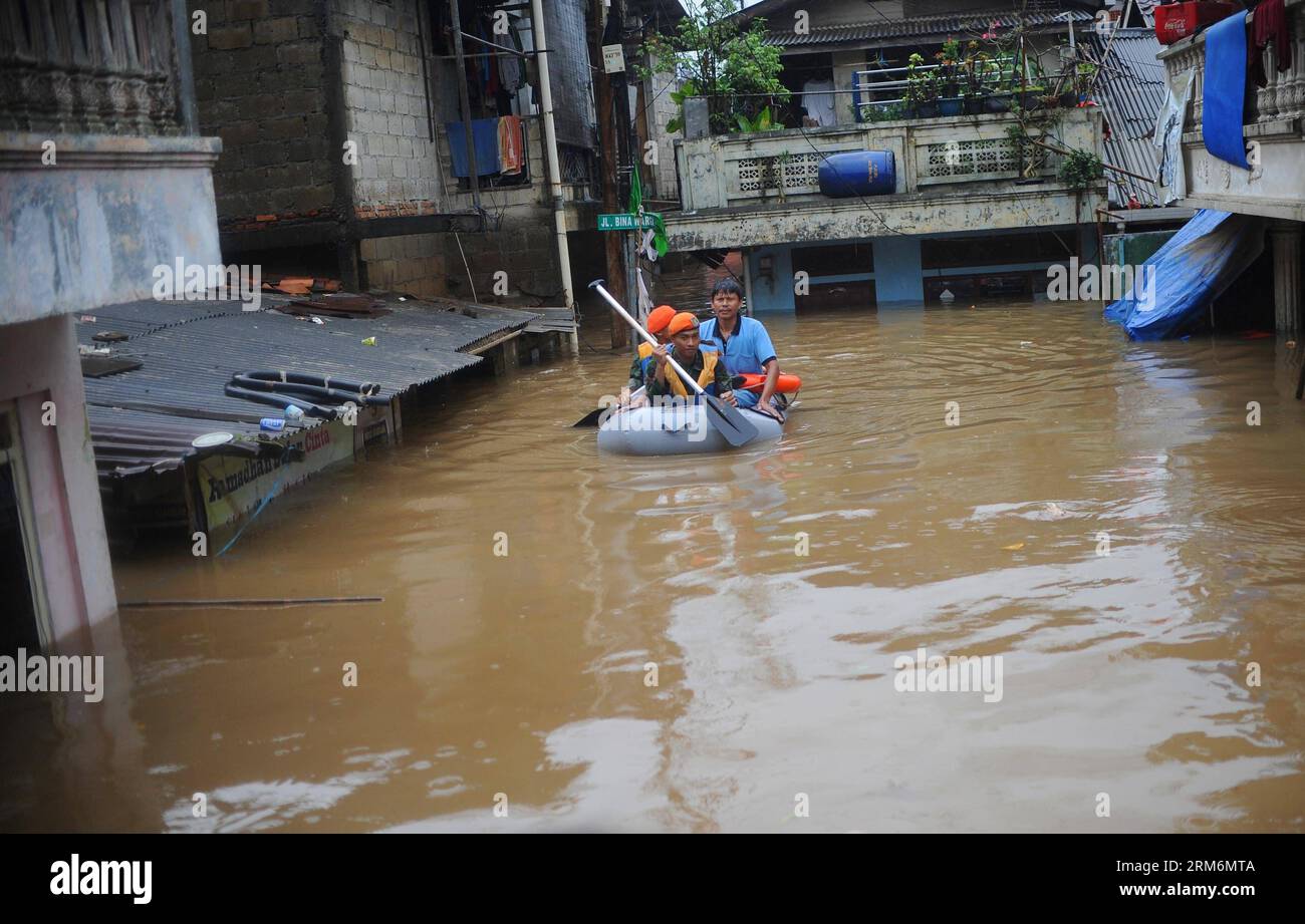 (140121) -- JAKARTA, 21. Januar 2014 (Xinhua) -- Personal der indonesischen Special Air Force evakuiert Bewohner aus einem überfluteten Viertel in Jakarta, Indonesien, 21. Januar 2014. Laut offiziellen Angaben töteten die Überschwemmungen, die die indonesische Hauptstadt Jakarta heimsuchten, acht Menschen und zwangen mehr als 60.000 andere, den Gewässern zu entkommen, als am Montag starke Regenfälle die Stadt immer wieder in Schwung brachten. (Xinhua/Zulkarnain)(bxq) INDONESIA-JAKARTA-FLOOD PUBLICATIONxNOTxINxCHN Jakarta 21. Januar 2014 XINHUA indonesisches Special Air Force Personal evakuiert Bewohner aus einer überfluteten Nachbarschaft in Jakarta Indonesien 21. Januar 2014 Wid Stockfoto