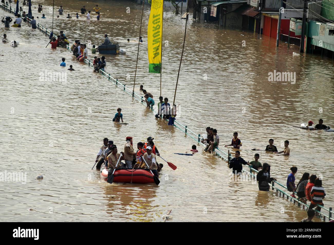 (140122) -- JAKART, 22. Januar 2014 (Xinhua) -- Menschen waten durch Wasser in Jakarta, Indonesien, 22. Januar 2014. In der indonesischen Hauptstadt Jakarta haben einige der Vertriebenen begonnen, ihre Häuser zu säubern, während die Überschwemmung zurückgeht, aber sie zögern immer noch, nachts zurückzukehren, so die Beamten. (Xinhua/Veri Sanovri) (zjl) INDONESIA-JAKARTA-FLOOD PUBLICATIONxNOTxINxCHN 22. Januar 2014 XINHUA Prominente Kalb durch Wasser in Jakarta Indonesien 22. Januar 2014 in der indonesischen Hauptstadt Jakarta einige der vertriebenen Prominenten haben begonnen, ihre Häuser zu reinigen Stockfoto