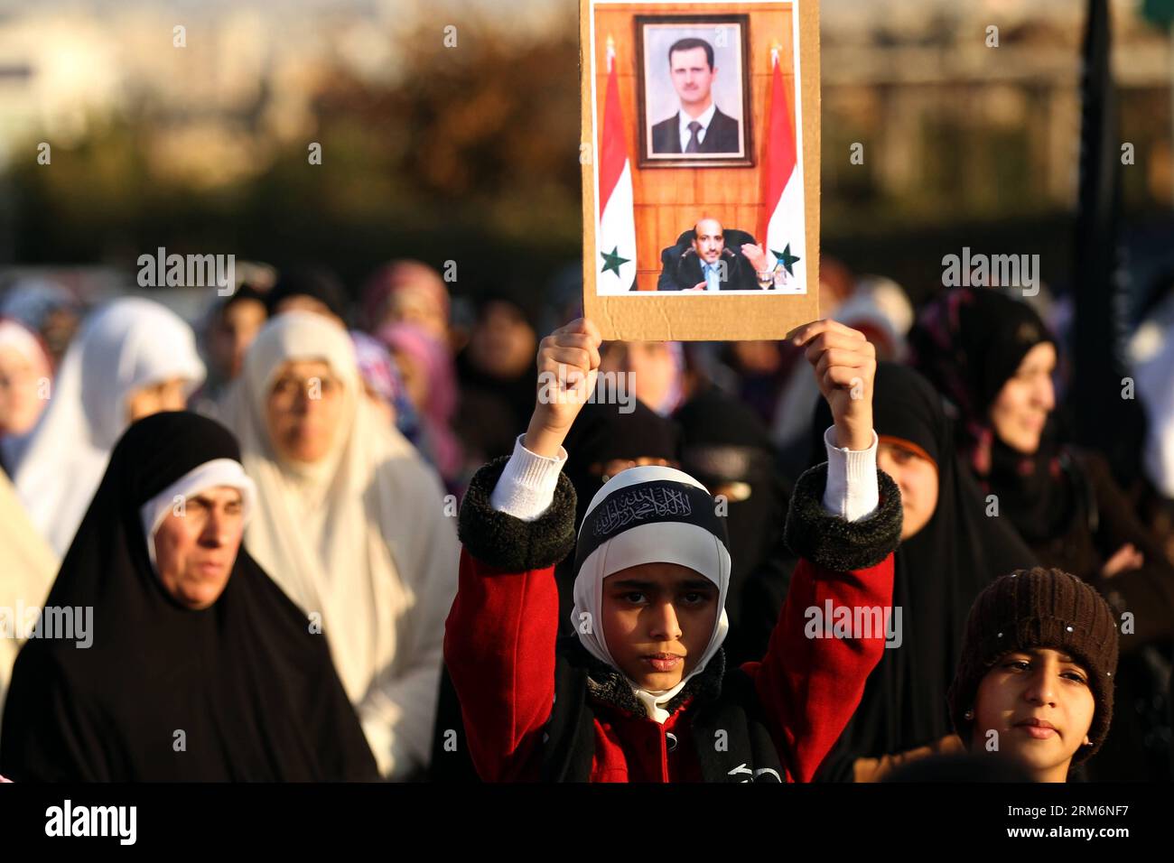 (140122) -- AMMAN, 22. Januar 2014 (xinhua) -- Moslems Jordanier von der Al-Tahrir-Partei brüllen am 22. Januar 2014 vor der syrischen Botschaft in Amman, Jordanien, Parolen gegen die Friedensgespräche in Genf II. Hunderte von Jordaniern aus der Al-Tahrir-Partei versammelten sich am Mittwoch, um gegen die Friedensgespräche von Genf II in Montreux (Schweiz) zu protestieren. (Xinhua/Mohammad Abu Ghosh) JORDANIEN-AMMAN-SYRISCHE BOTSCHAFT-PROTEST PUBLICATIONxNOTxINxCHN Amman 22. Januar 2014 XINHUA Muslim von der Al-Tahrir-Partei brüllt Parolen gegen Genf II Friedensgespräche vor der syrischen Botschaft in Amman Jordanien AM 22. Januar 2014 Hunderte von Jordaniern Stockfoto