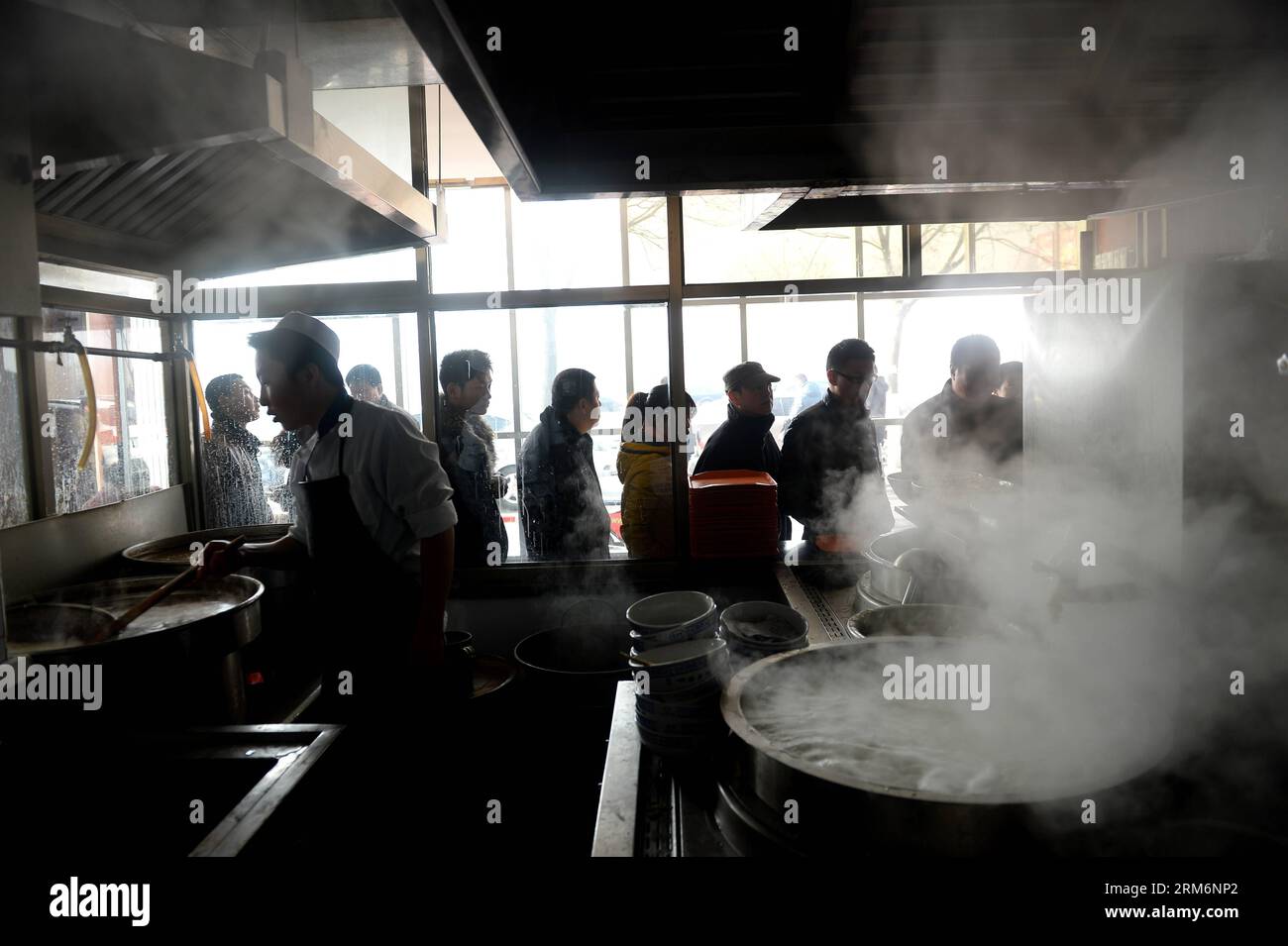 LANZHOU Jan. , 2014 -- Leute warten auf Rindsnudeln in einem Nudelrestaurant in Lanzhou, Hauptstadt der nordwestchinesischen Provinz Gansu, 22. Januar 2014. Mit einer langen Geschichte von über 100 Jahren, die bis in die Qing-Dynastie (1644-1912) zurückreicht, hat die Rindernudel sowohl im in- als auch im Ausland Berühmtheit erlangt. In Lanzhou gibt es über tausend Rindfleischnudelrestaurants, die täglich über eine Million Portionen Rindfleischnudeln verkaufen. Für die Menschen in Lanzhou ist es nicht nur eine Essenstradition, sondern eine Lebensweise. (Xinhua/Jin Liangkuai) (zgp) CHINA-GANSU-LANZHOU-RINDERNUDELN (CN) PUBLICATIONxNOTxINxCHN Lanzhou Jan 2014 Celebrit Stockfoto