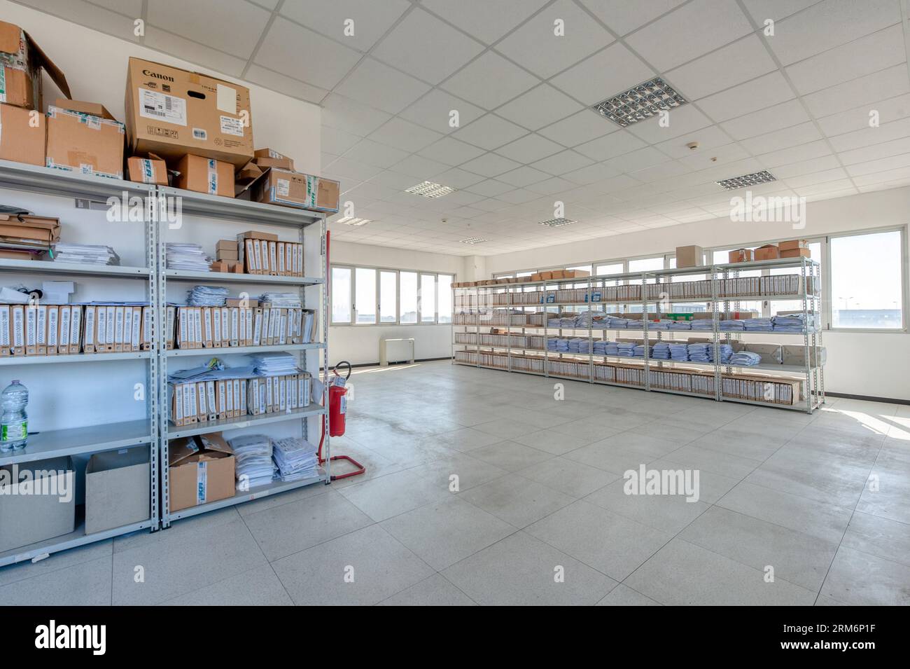Archivraum in einem Industriegebäude Stockfoto