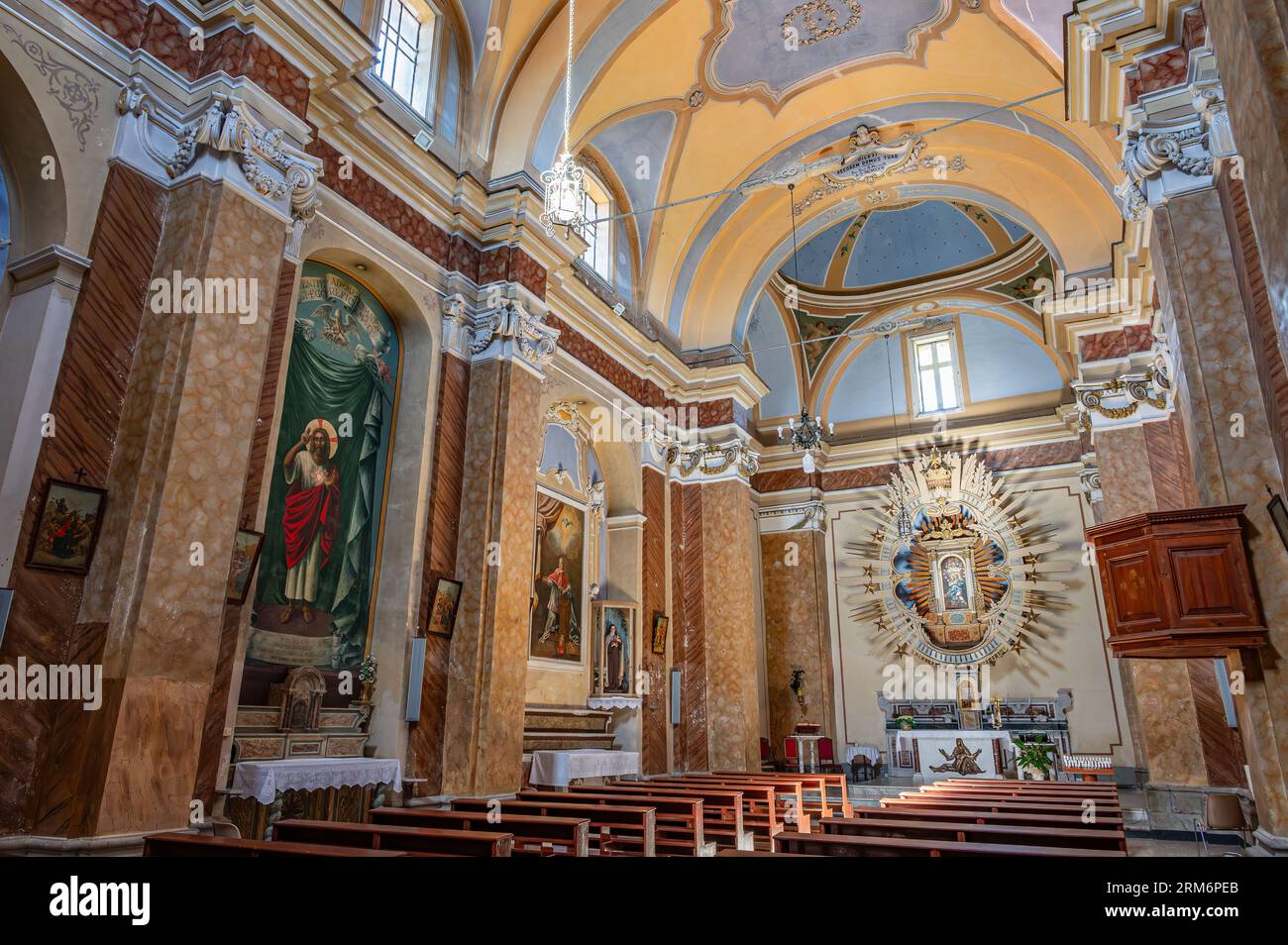 Die Kirche befindet sich außerhalb des historischen Zentrums von Agnone und genauer gesagt in der Via Don Bosco. Sowohl die Kirche als auch das angrenzende Kloster wurden gebaut Stockfoto