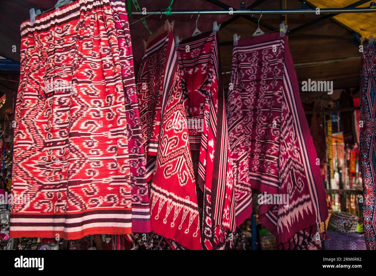 Traditionelle Textilien zum Verkauf auf dem Zentralmarkt in Sibu, Sarawak, Malaysia Stockfoto