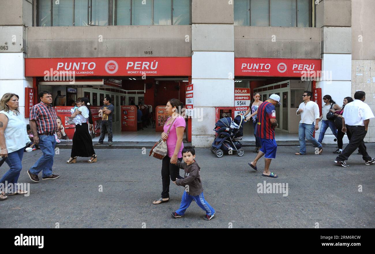 (140126) -- SANTIAGO, 26. Januar 2014 (Xinhua) -- Menschen spazieren am 26. Januar 2014 in der kleinen Lima in der Nähe des Paradeplatzes in Santiago, der Hauptstadt Chiles. Am Sonntag veranstaltete das Komitee der peruanischen Flüchtlinge in Chile eine Kulturveranstaltung im kleinen Lima, die die kulturelle vereinigung zwischen Chilenen und Peruanern betonen soll, einen Tag bevor der Internationale Gerichtshof (ICJ) in den Haag ein Urteil über den Seestreit zwischen Peru und Chile erlässt. (Xinhua/Jorge Villegas) (fnc) (Ah) CHILE-SANTIAGO-PERU-SOCIETY-EVENT PUBLICATIONxNOTxINxCHN Santiago Jan 26 2014 XINHUA Prominente gehen in Th Stockfoto