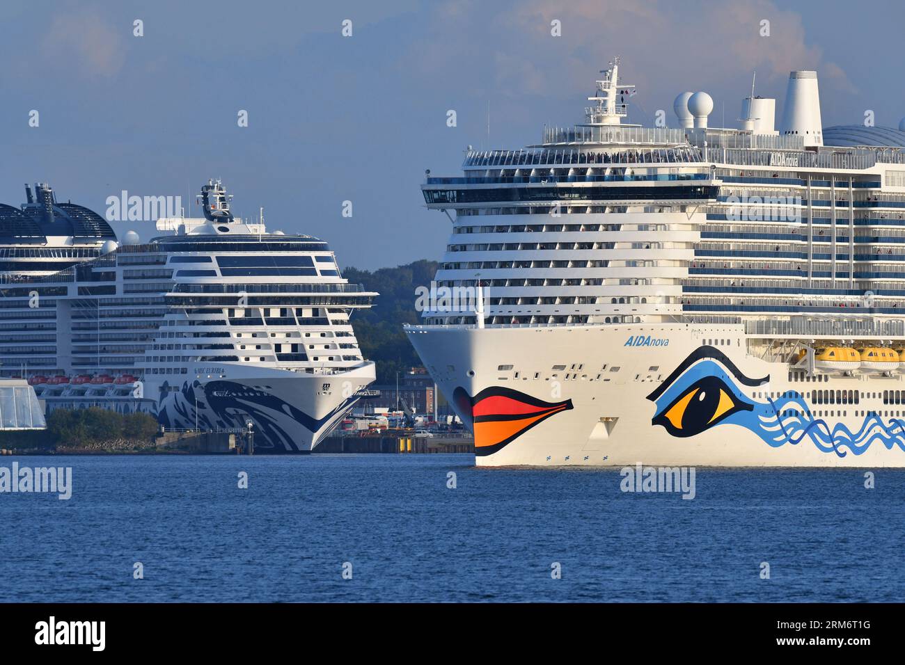 Kreuzfahrtschiffe im Kieler Hafen: AIDAnova und MSC EURIBIA Stockfoto