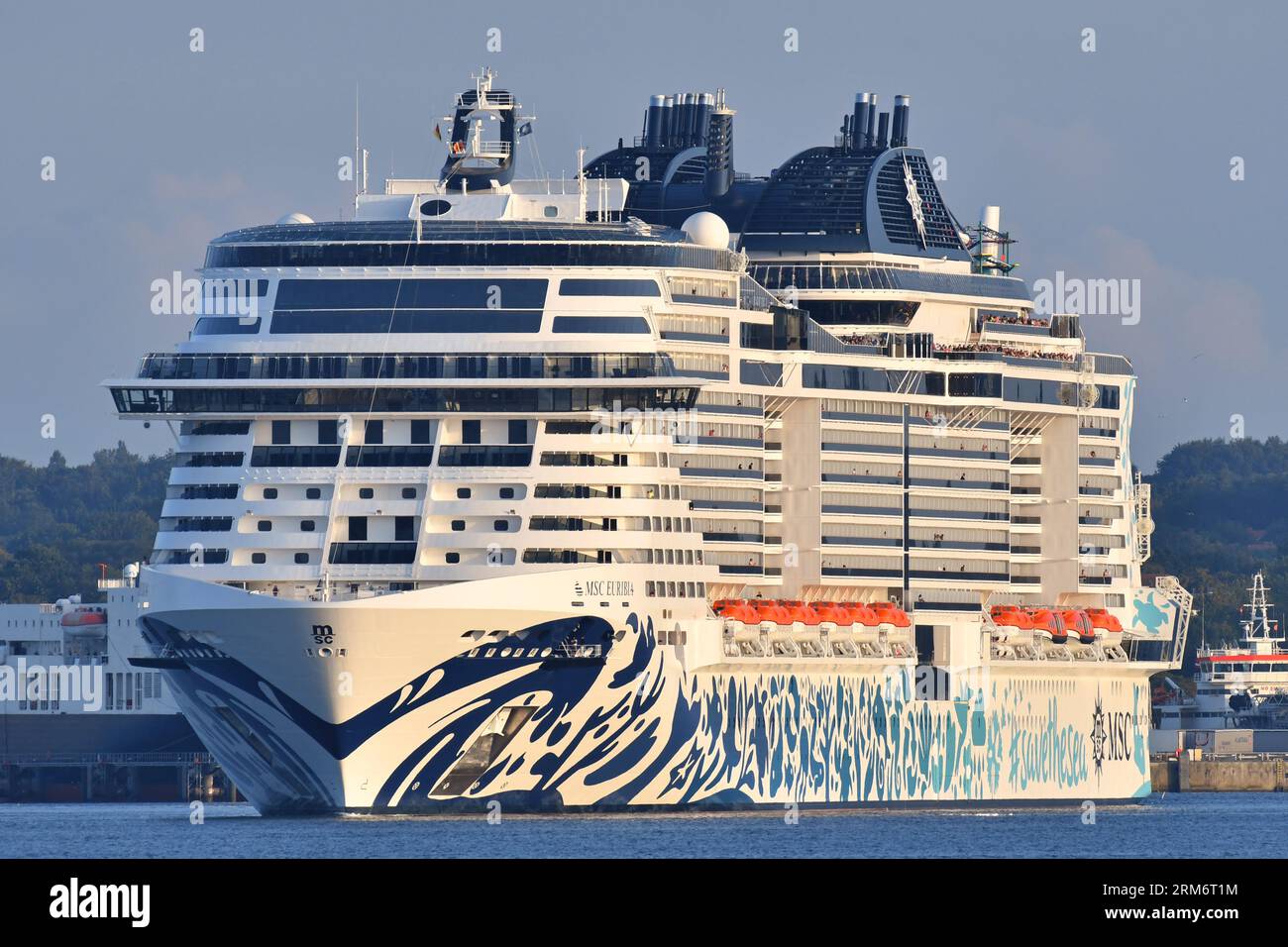 Kreuzfahrtschiff MSC EURIBIA ab Kieler Hafen Stockfoto