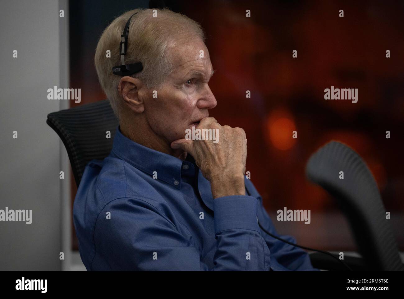 NASA-Administrator Bill Nelson überwacht den Countdown des Starts einer SpaceX Falcon 9-Rakete mit dem Dragon-Raumschiff des Unternehmens auf der NASA-Mission SpaceX Crew-7 mit dem NASA-Astronauten Jasmin Moghbeli, dem ESA-Astronauten Andreas Mogensen, dem Astronauten der Japan Aerospace Exploration Agency (JAXA) Satoshi Furukawa, und Roscosmos-Kosmonaut Konstantin Borisov an Bord, Samstag, 26. August 2023, im Launch and Landing Control Center von SpaceX in HangerX im Kennedy Space Center der NASA in Florida. Die NASA-Mission SpaceX Crew-7 ist die erste Crew-Rotationsmission der SpaceX Dragon Spacec Stockfoto