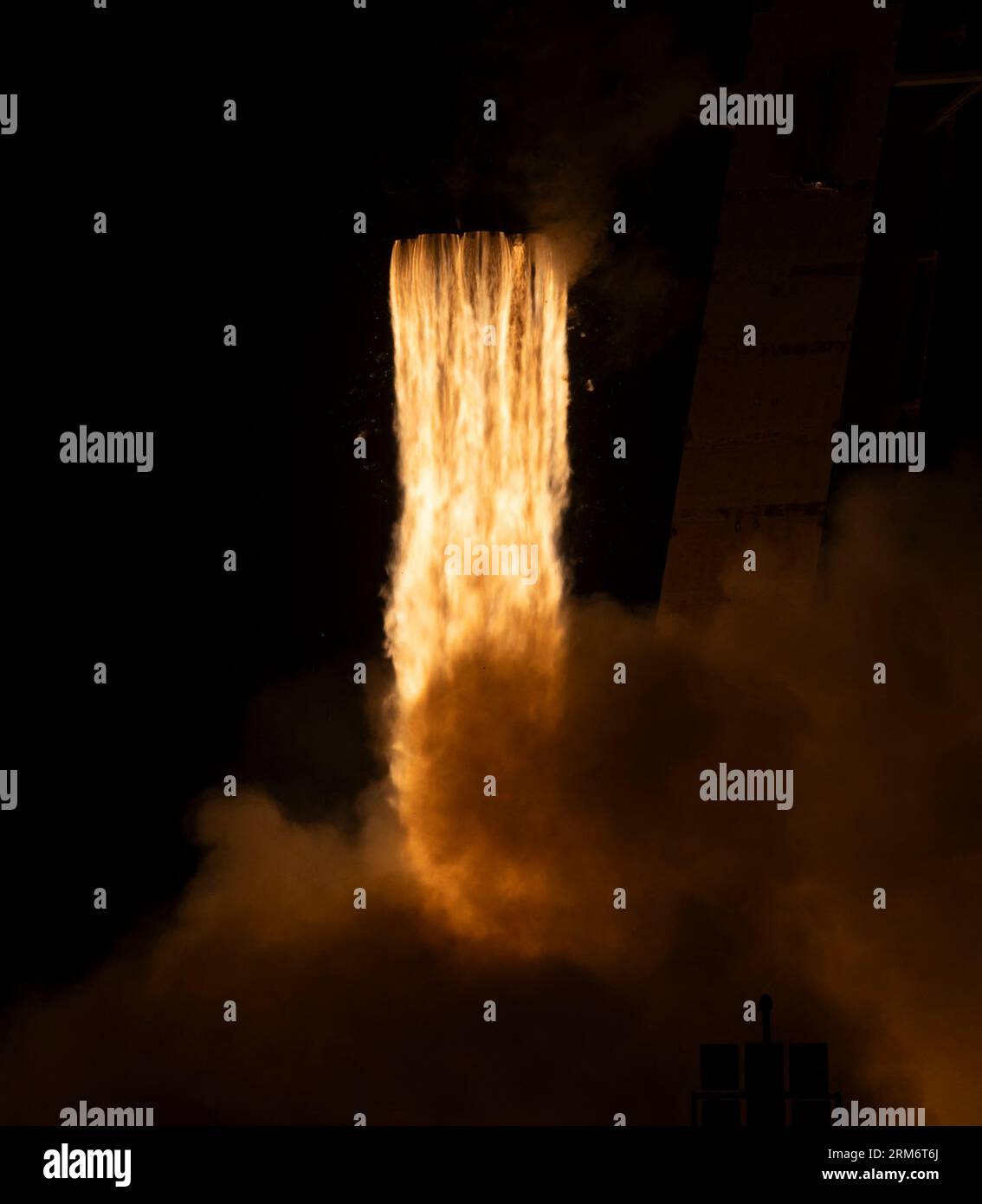 Auf der NASA-Mission SpaceX Crew-7 zur Internationalen Raumstation mit dem NASA-Astronauten Jasmin Moghbeli, dem ESA-Astronauten Andreas Mogensen, dem Astronauten der Japan Aerospace Exploration Agency (JAXA) Satoshi Furukawa, wird eine SpaceX Falcon 9-Rakete mit dem Dragon-Raumschiff des Unternehmens gestartet. und Roscosmos-Kosmonaut Konstantin Borisov an Bord, Samstag, 26. August 2023, im Kennedy Space Center der NASA in Florida. Die NASA-Mission SpaceX Crew-7 ist die siebte Crew-Rotationsmission der SpaceX Dragon und der Falcon 9-Rakete zur Internationalen Raumstation als Teil der agen Stockfoto