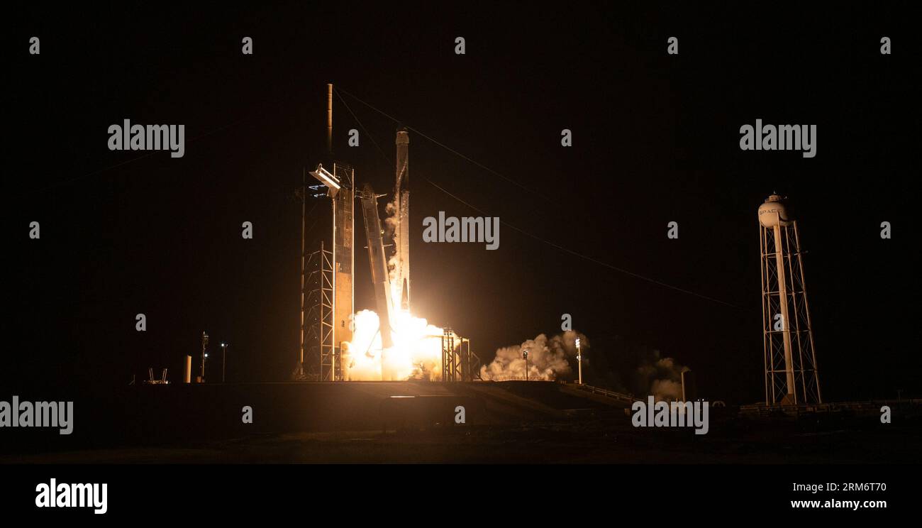 Auf der NASA-Mission SpaceX Crew-7 zur Internationalen Raumstation mit dem NASA-Astronauten Jasmin Moghbeli, dem ESA-Astronauten Andreas Mogensen, dem Astronauten der Japan Aerospace Exploration Agency (JAXA) Satoshi Furukawa, wird eine SpaceX Falcon 9-Rakete mit dem Dragon-Raumschiff des Unternehmens gestartet. und Roscosmos-Kosmonaut Konstantin Borisov an Bord, Samstag, 26. August 2023, im Kennedy Space Center der NASA in Florida. Die NASA-Mission SpaceX Crew-7 ist die siebte Crew-Rotationsmission der SpaceX Dragon und der Falcon 9-Rakete zur Internationalen Raumstation als Teil der agen Stockfoto