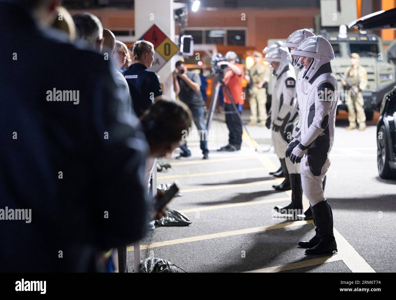 NASA-Astronaut Jasmin Moghbeli, ESA-Astronaut Andreas Mogensen, Astronaut der Japan Aerospace Exploration Agency (JAXA) Satoshi Furukawa, und Roscosmos-Kosmonaut Konstantin Borisov, der SpaceX-Raumanzüge trägt, wird gesehen, als sie sich darauf vorbereiten, den Neil A. Armstrong Operations and Checkout Building for Launch Complex 39A zu verlassen, um an Bord des Raumschiffs SpaceX Dragon für den Start der Crew-7-Mission am Samstag, den 26. August 2023, im Kennedy Space Center der NASA in Florida zu gehen. Die NASA-Mission SpaceX Crew-7 ist die siebte Crew-Rotationsmission der SpaceX Crew Dragon und der Falcon 9 Rocke Stockfoto