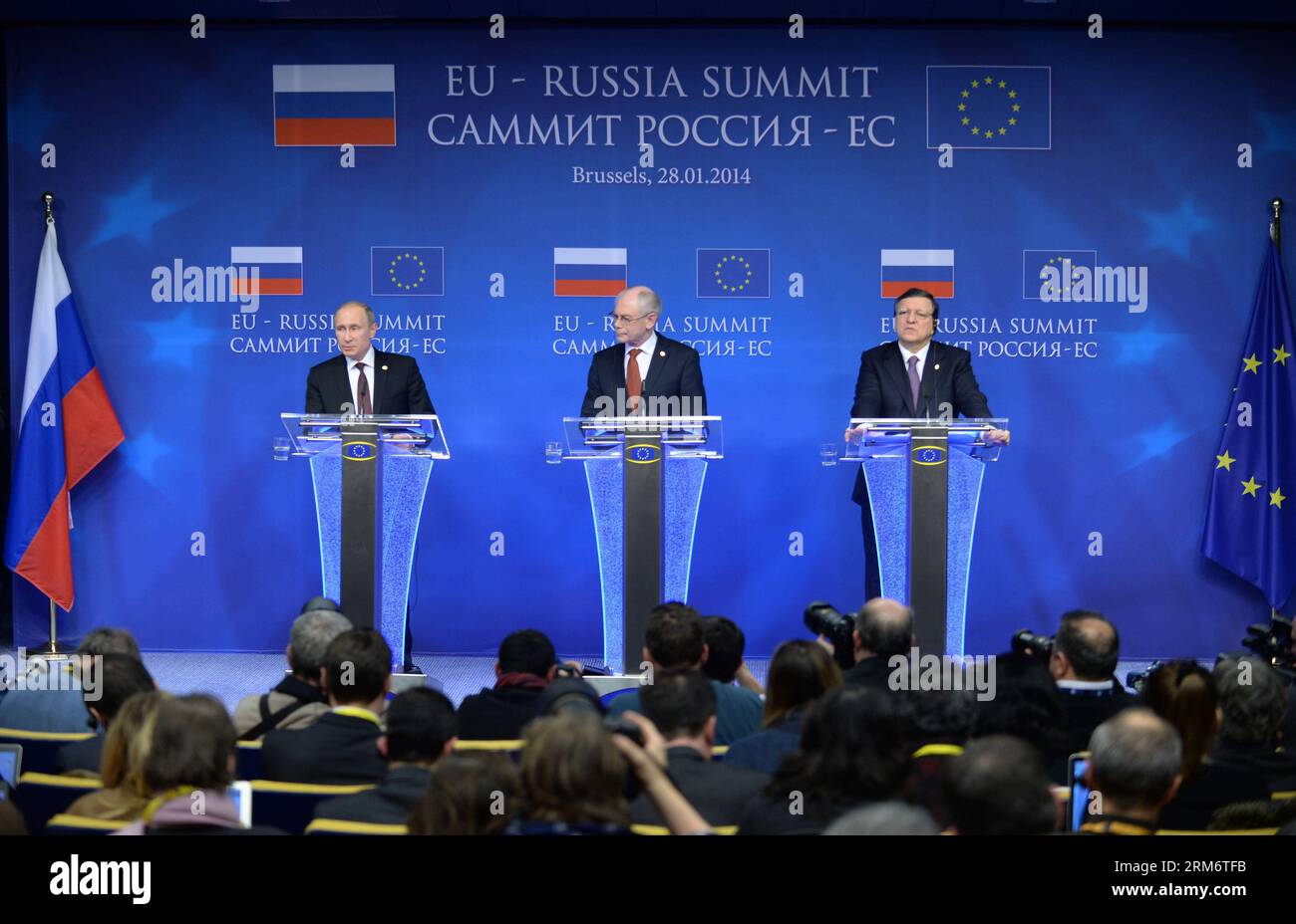 BRÜSSEL, 28. Januar 2014 - der russische Präsident Wladimir Putin (L), der Präsident des Europäischen Rates Herman Van Rompuy (C) und der Präsident der Europäischen Kommission José Manuel Barroso nehmen am 28. Januar 2014 an einer gemeinsamen Pressekonferenz Teil, die auf einem EU-Russland-Gipfel am EU-Hauptsitz in Brüssel (Belgien) folgte. Der russische Präsident Wladimir Putin forderte am Dienstag die internationalen Mächte auf, sich von der Einmischung in die inneren Angelegenheiten der Ukraine fernzuhalten. Es gibt mehr Vermittler, je mehr Probleme es gibt, sagte Putin der Pressekonferenz nach seinem Treffen mit den Spitzenpolitikern der Europäischen Union (EU), Herman Van Stockfoto