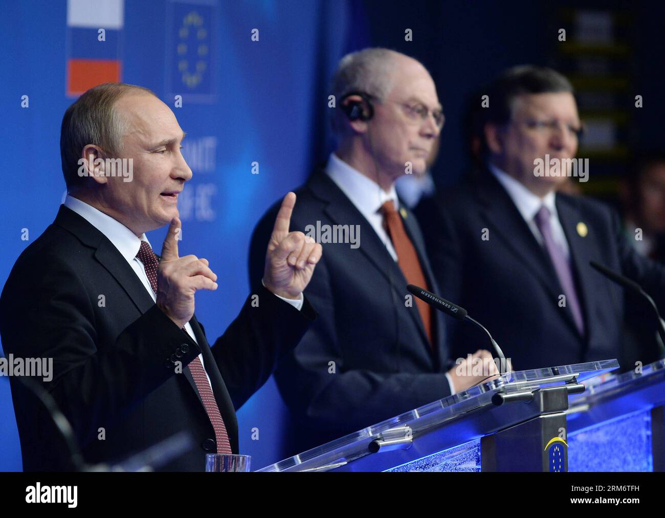 BRÜSSEL, 28. Januar 2014 - der russische Präsident Wladimir Putin (L), der Präsident des Europäischen Rates Herman Van Rompuy (C) und der Präsident der Europäischen Kommission José Manuel Barroso nehmen am 28. Januar 2014 an einer gemeinsamen Pressekonferenz Teil, die auf einem EU-Russland-Gipfel am EU-Hauptsitz in Brüssel (Belgien) folgte. Der russische Präsident Wladimir Putin forderte am Dienstag die internationalen Mächte auf, sich von der Einmischung in die inneren Angelegenheiten der Ukraine fernzuhalten. Es gibt mehr Vermittler, je mehr Probleme es gibt, sagte Putin der Pressekonferenz nach seinem Treffen mit den Spitzenpolitikern der Europäischen Union (EU), Herman Van Stockfoto