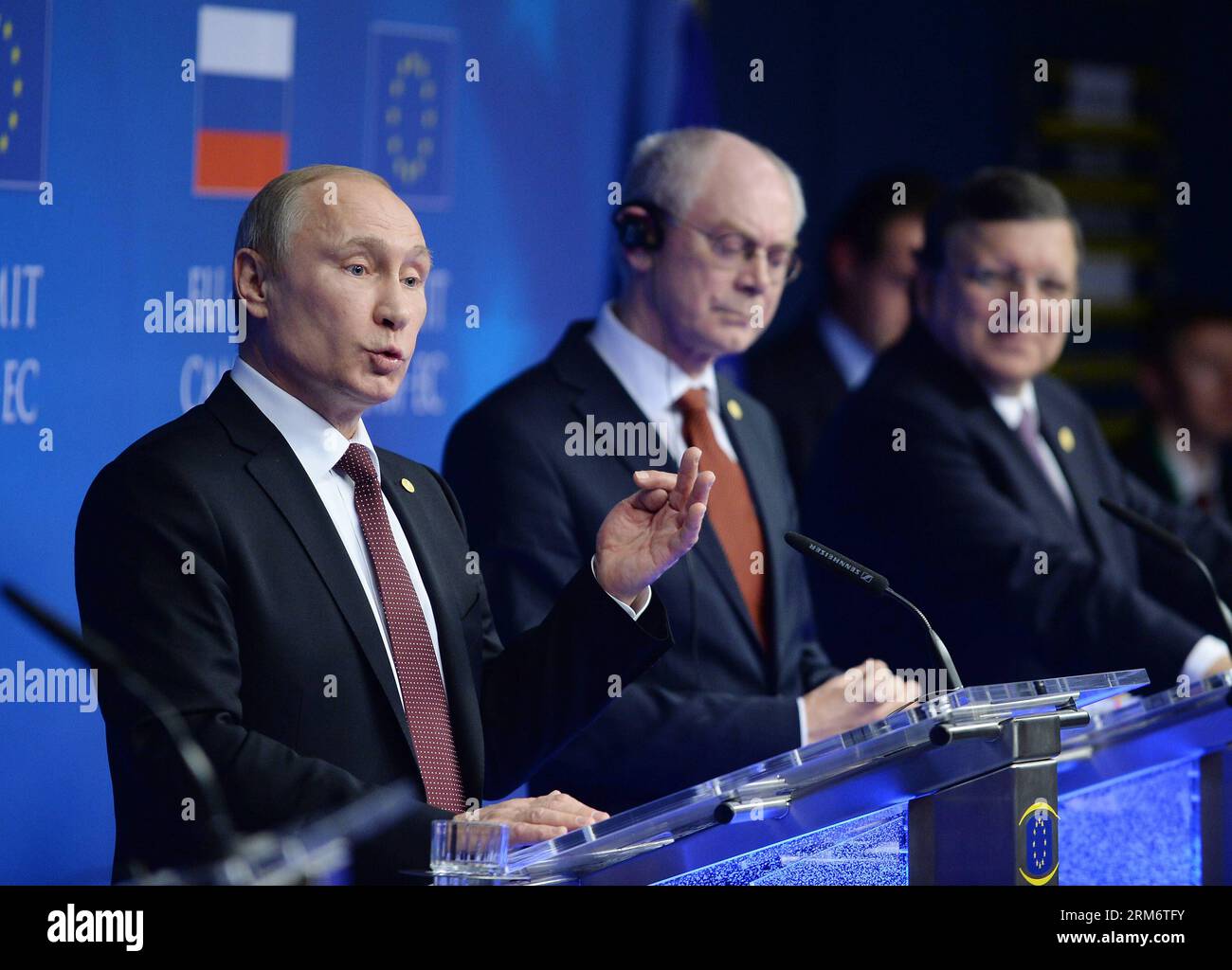 BRÜSSEL, 28. Januar 2014 - der russische Präsident Wladimir Putin (L), der Präsident des Europäischen Rates Herman Van Rompuy (C) und der Präsident der Europäischen Kommission José Manuel Barroso nehmen am 28. Januar 2014 an einer gemeinsamen Pressekonferenz Teil, die auf einem EU-Russland-Gipfel am EU-Hauptsitz in Brüssel (Belgien) folgte. Der russische Präsident Wladimir Putin forderte am Dienstag die internationalen Mächte auf, sich von der Einmischung in die inneren Angelegenheiten der Ukraine fernzuhalten. Es gibt mehr Vermittler, je mehr Probleme es gibt, sagte Putin der Pressekonferenz nach seinem Treffen mit den Spitzenpolitikern der Europäischen Union (EU), Herman Van Stockfoto