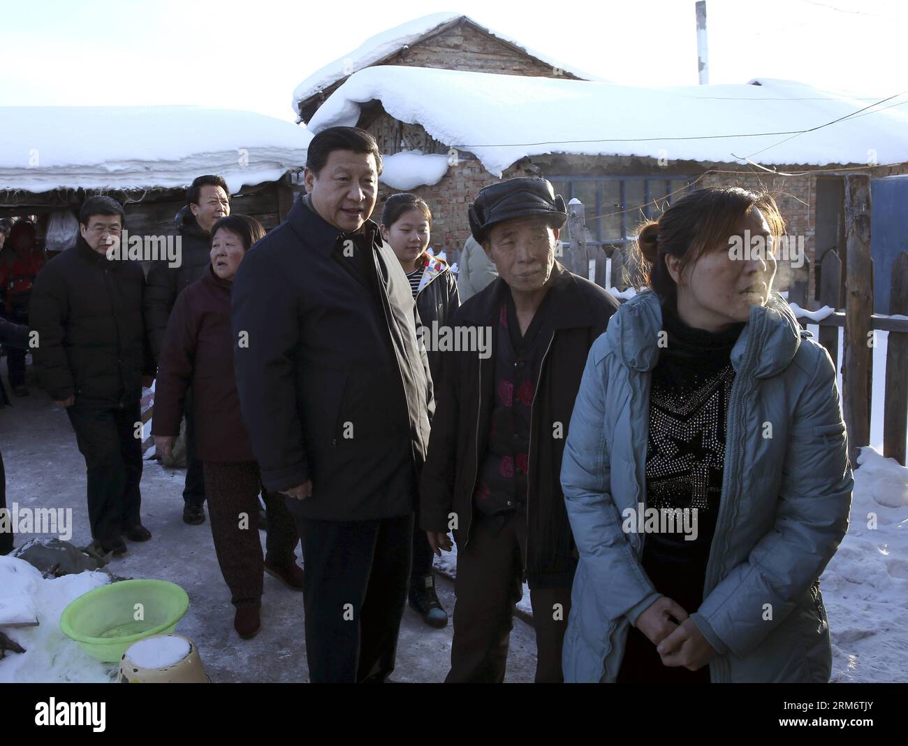 (140129) -- HOHHOT, 29. Januar 2014 (Xinhua) -- der chinesische Präsident Xi Jinping besucht die Familie von Guo Yongcai, 74, in der Gemeinde Yi ershi der Stadt Arxan, Nordchina, Autonome Region Innere Mongolei, 26. Januar 2014. XI besuchte kürzlich die Innere Mongolei und begrüßte Neujahrsgrüße an Menschen aller ethnischen Gruppen. (Xinhua/Pang Xinglei) (zgp) CHINA-INNER MONGOLIA-XI JINPING-VISIT (CN) PUBLICATIONxNOTxINxCHN Hohhot Jan 29 2014 XINHUA der chinesische Präsident XI Jinping besucht die Familie von Guo 74 in der Gemeinde Yi ershi der Stadt Arxan Nordchina S Inner Mongolia Autonomous Region Jan 26 2014 Xi Paid Stockfoto