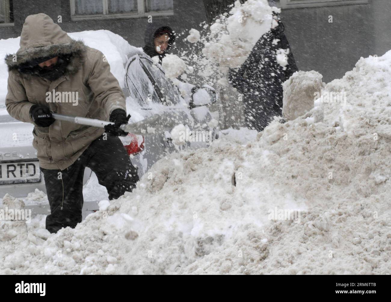 BUKAREST, 29. Januar 2014 (Xinhua) -- Ein Einheimischer entfernt den Schnee in der Nähe seines Autos in Bukarest, Hauptstadt von Rumänien, 29. Januar 2014. Ein neuer schwerer Schneesturm am Mittwoch begann, die rumänische Hauptstadt sowie den Süden und Südosten zu treffen. Die rumänischen Behörden haben in vier weiteren Bezirken Ialomita, Calarasi, Constanta und Tulcea den Ausnahmezustand ausgerufen, um eine bessere Reaktion auf den aktuellen Schneesturm zu ermöglichen. (Xinhua/Gabriel Petrescu)(Axy) RUMÄNIEN-BUKAREST-SNOW NOTFALL PUBLICATIONxNOTxINxCHN Bukarest Jan 29 2014 XINHUA ein ortsansässiger Bewohner entfernt den Schnee in der Nähe seines Autos in Bukarest Hauptstadt von RO Stockfoto