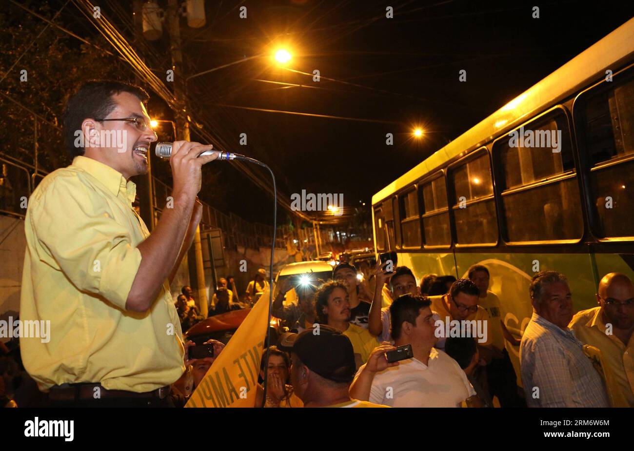 ALAJUELA, 30. Januar 2014 (Xinhua) -- Jose Maria Villalta (L), Präsidentschaftskandidat der Sampling Front, begrüßt seine Anhänger während einer Wahlkampfkampagne in Alajuela, nordöstlich von San Jose, Hauptstadt von Costa Rica, am 30. Januar 2014. Laut der lokalen Presse belegt Villalta mit 14,4 Prozent der Stimmabsicht den zweiten Platz. (Xinhua/Kent Gilbert)(ctt) COSTA RICA-ALAJUELA-POLITICS-ELECTIONS PUBLICATIONxNOTxINxCHN Alajuela Januar 30 2014 XINHUA Jose Mary Villalta l Präsidentschaftskandidat der Front begrüßt seine Anhänger während der Wahlkampfveranstaltung in Alajuela nordöstlich von Alajuela Stockfoto