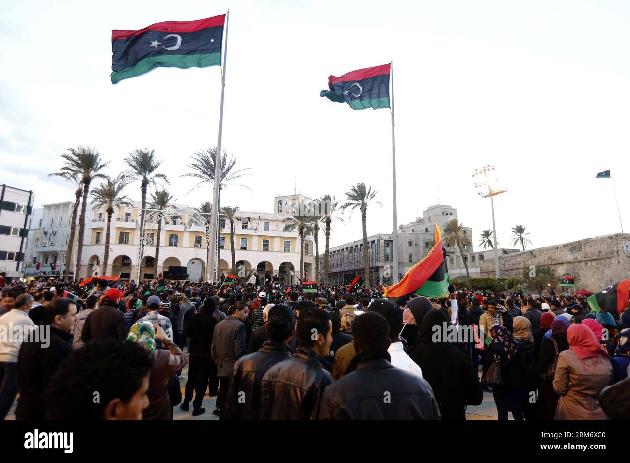 (140202) -- TRIPOLI, 2. Februar 2014 (Xinhua) -- Libyer genießen die Aufführung von Rap-Künstlern auf dem Märtyrerplatz, um den Sieg ihrer Fußballmannschaft bei der Afrikanischen Nationenmeisterschaft in der libyschen Hauptstadt Tripoli, 2. Februar 2014, zu feiern. Libyen gewann seinen ersten internationalen Fußballtitel, indem es Ghana im Finale der Afrikanischen Nationen-Meisterschaft am Samstag im Kapstadt-Stadion in Elfmeterschießen besiegte. (Xinhua/Hamza Turkia) LIBYEN-TRIPOLI-AFRICAN NATIONS CHAMPIONSHIP-CELEBRATIONS PUBLICATIONxNOTxINxCHN Tripoli 2. Februar 2014 XINHUA Genießen Sie die Vorstellung von Rap-Künstlern AUF DEM Märtyrerplatz, um den Sieg seiner so zu feiern Stockfoto