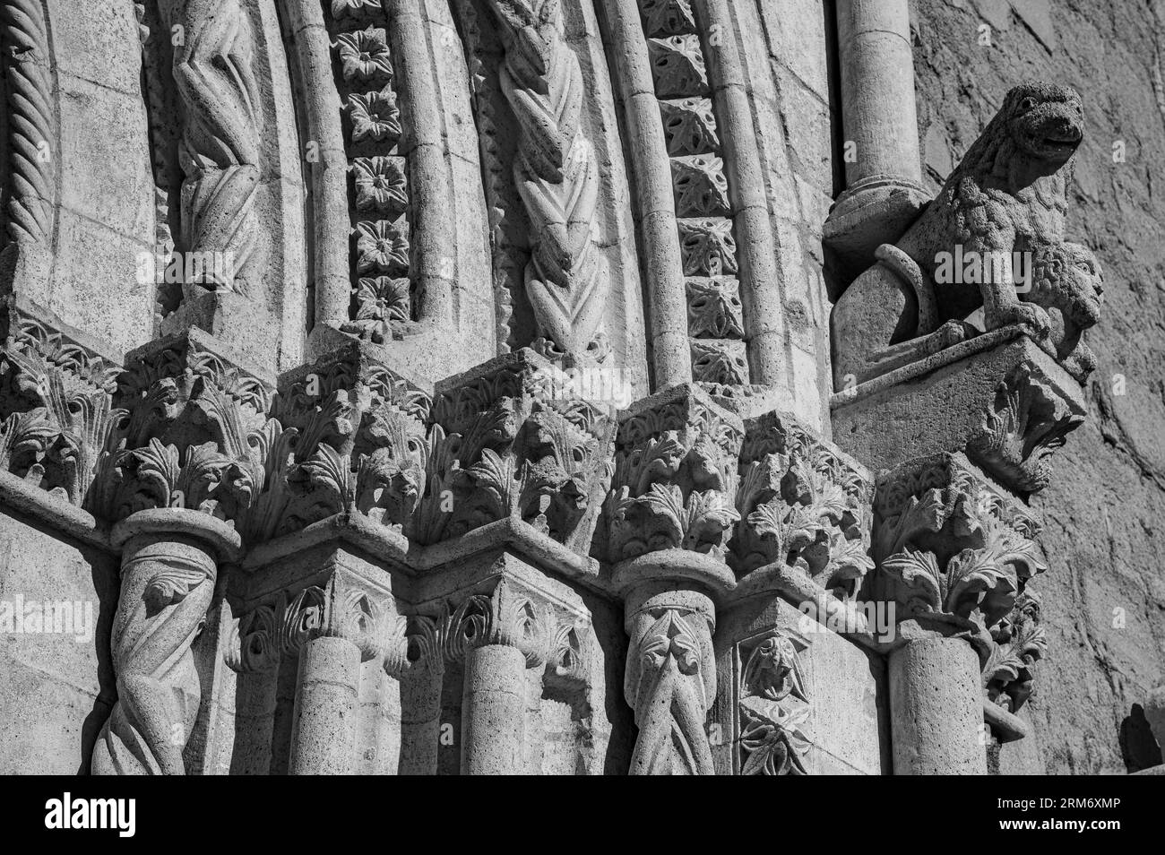 Die Kirche Sant'Emidio in Agnone ist ein großartiges Zeugnis der skulpturalen Kunst des 14. Jahrhunderts Stockfoto