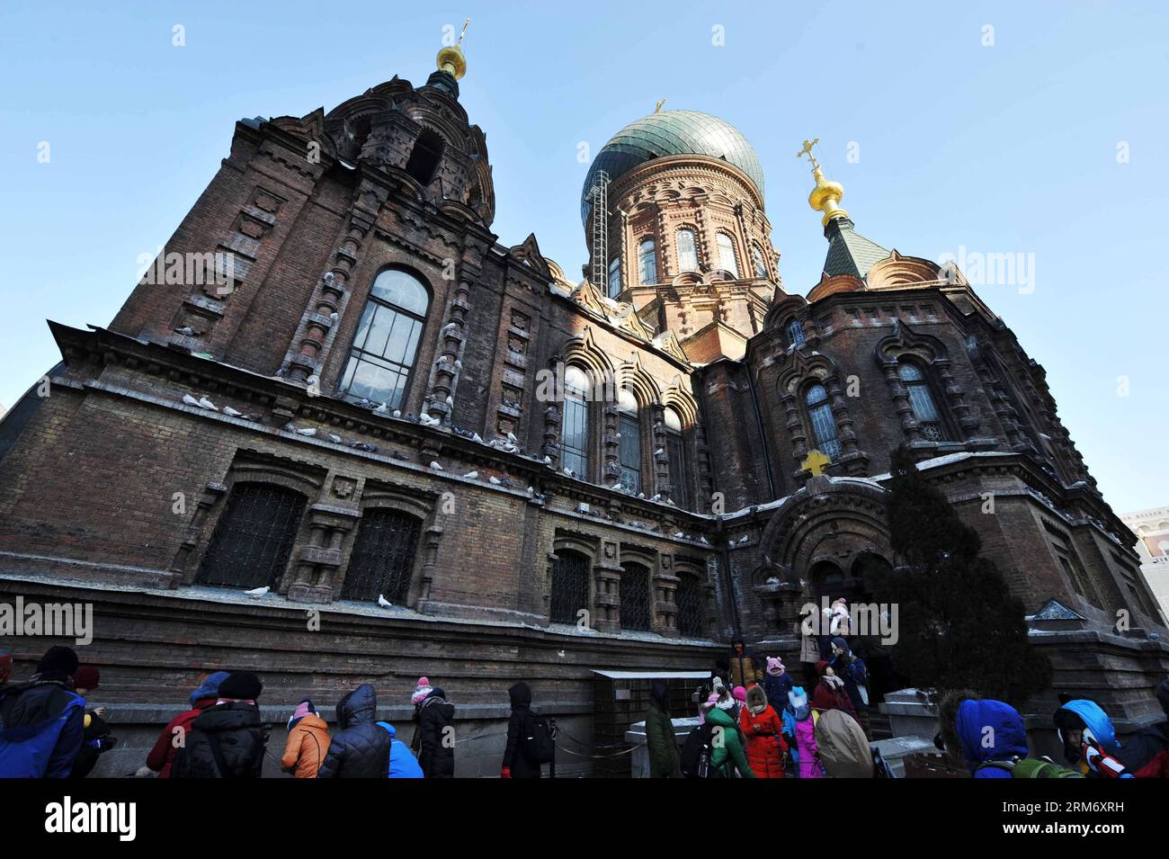 (140203) -- HARBIN, 3. Februar 2014 (Xinhua) -- Besucher stehen vor der Sophienkirche in Harbin, Hauptstadt der nordöstlichen chinesischen Provinz Heilongjiang, 3. Februar 2014. Viele Menschen kommen nach Harbin, um die siebentägige Pause zum Frühlingsfest oder zum chinesischen Neujahrsfest zu verbringen, das am 31. Januar 2014 begann. (Xinhua/Wang Jianwei)(wjq) CHINA-HARBIN-SPRING FESTIVAL-TOURISM (CN) PUBLICATIONxNOTxINxCHN Harbin 3. Februar 2014 XINHUA Besucher stehen vor der Sophia S Kirche in Harbin Hauptstadt von Nordostchina S Heilongjiang 3. Februar 2014 viele Prominente Kommen Sie nach Harbin um die Seve zu verbringen Stockfoto