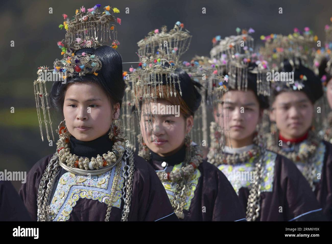 RONGJIANG – die Menschen der ethnischen Gruppe Dong nehmen an einer gemeinsamen Singen- und Tanzaktivität im Dorf Baoli im Kreis Rongjiang, Provinz Guizhou im Südwesten Chinas, Teil, 3. Februar 2014. Die Volksgruppe Dong feierte das Frühlingsfest am Montag mit Gesang und Tanz. (Xinhua/Qin Gang) (zgp) CHINA-GUIZHOU-DONG ETHNIC GROUP-SPRING FESTIVAL (CN) PUBLICATIONxNOTxINxCHN Rongjiang Prominente der Dong Ethnic Group nehmen Teil an einer Gruppe SINGEN und Tanzen Aktivität im Baoli Dorf im Rongjiang County Südwesten Chinas S Guizhou Provinz 3. Februar 2014 Prominente der Dong Ethnic Group Stockfoto