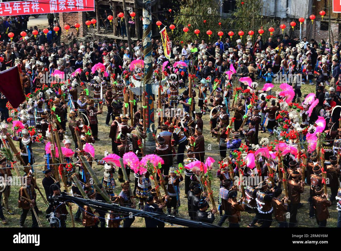 (140204) -- RONGSHUI, 4. Februar 2014 (Xinhua) -- Menschen der Miao-Volksgruppe spielen Lusheng, ein Rohrpfeifen-Blasinstrument, während einer Versammlung im Dorf Lindong im autonomen Kreis Rongshui Miao, südchinesische Autonome Region Guangxi Zhuang, 4. Februar 2014. Menschen der Miao-Volksgruppe versammelten sich hier am Dienstag, um das chinesische Mondneujahr und die Ankunft von Lichun zu feiern, buchstäblich der Anfang des Frühlings, der erste von 24 Sonnenterminen. (Xinhua/Huang Xuhu) (zgp) CHINA-GUANGXI-MIAO ETHNIC GROUP-LICHUN (CN) PUBLICATIONxNOTxINxCHN Rongshui 4. Februar 2014 XINHUA Prominente von Miao Ethnic Grou Stockfoto