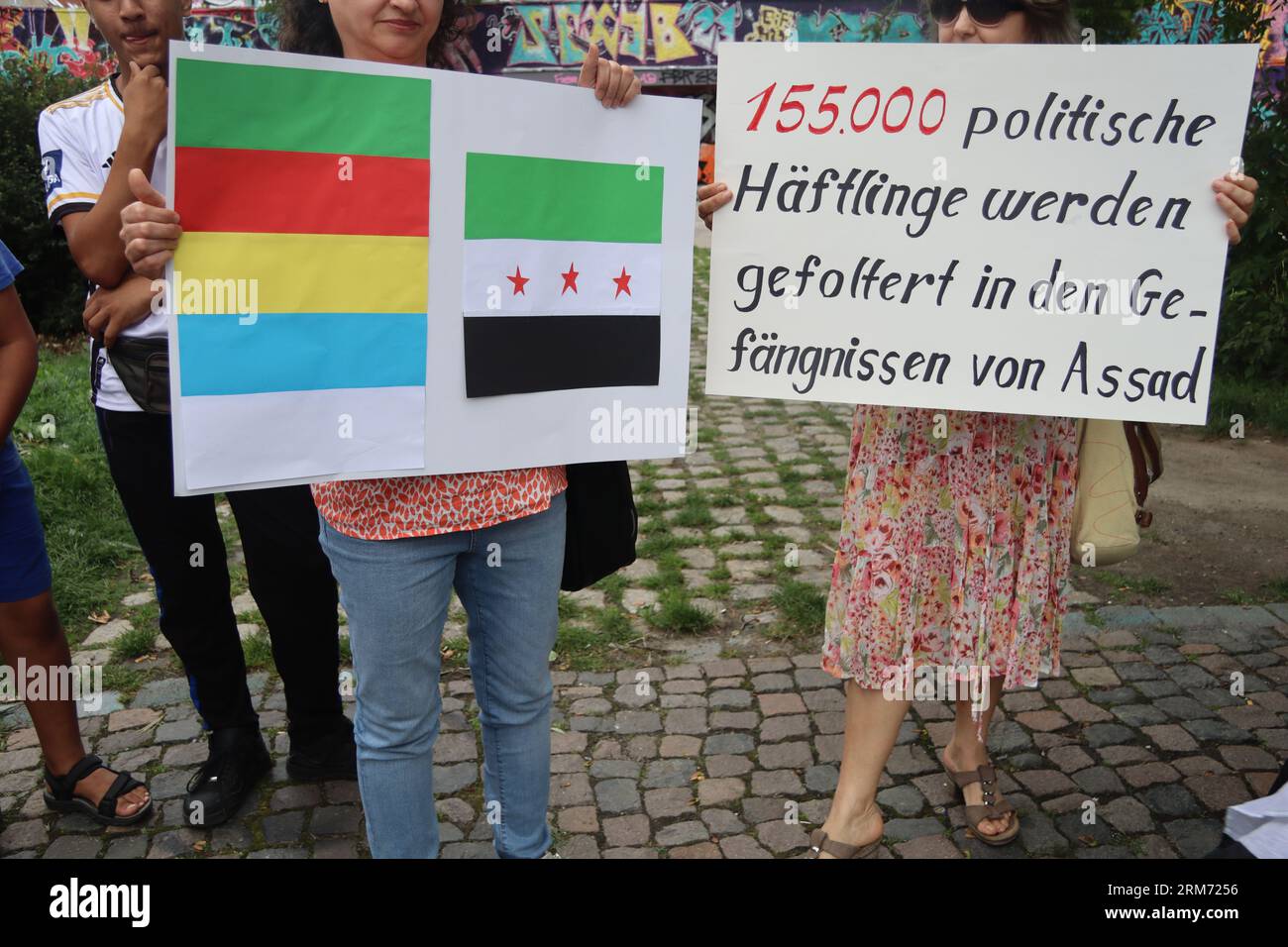 Syrische Proteste in Leipzig verurteilen die Aktionen des Regimes. Unterstützen Sie die Basisbewegung in Südsyrien mit einem Schwerpunkt auf Suwayda Stockfoto