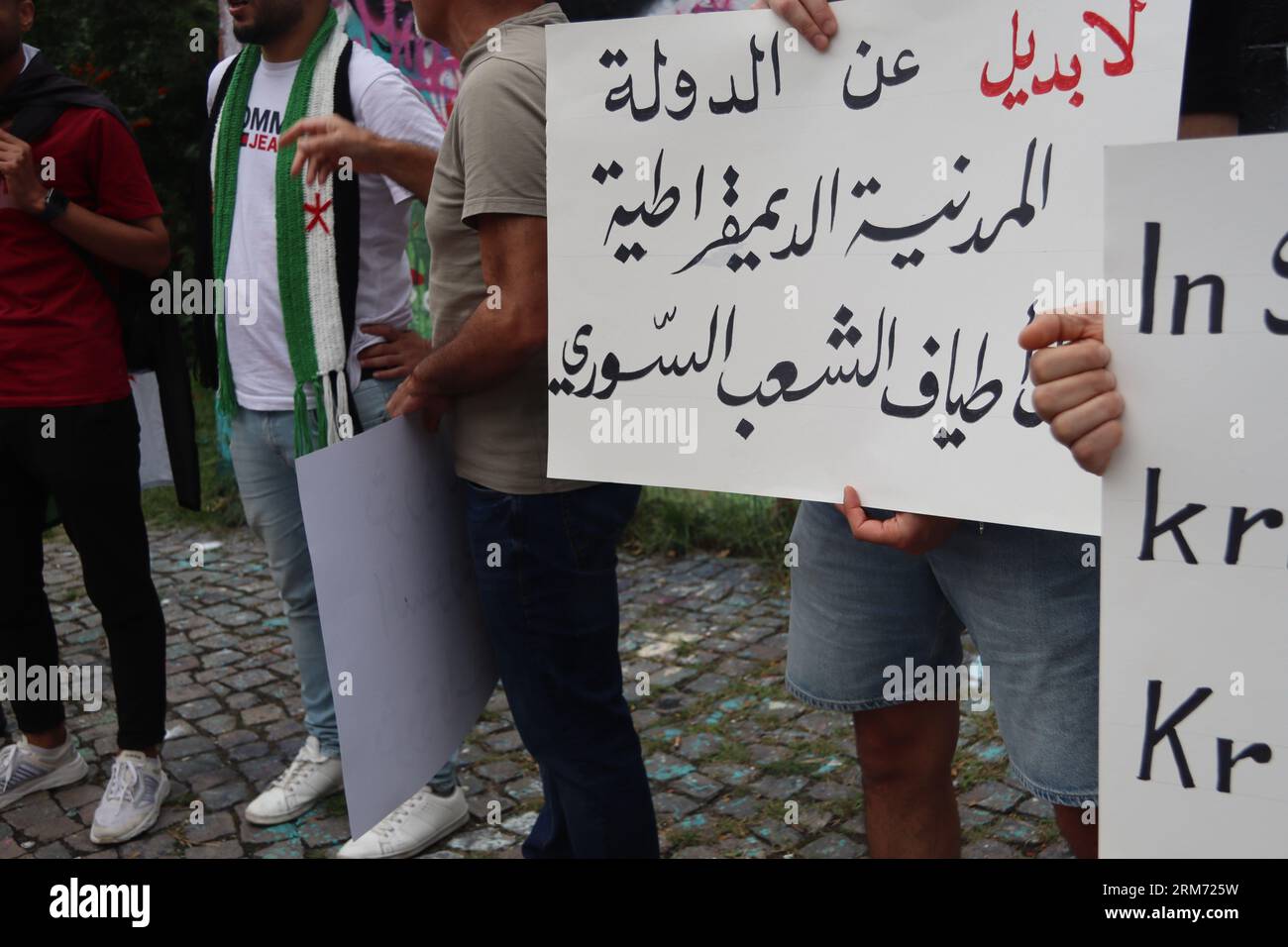 Syrische Proteste in Leipzig verurteilen die Aktionen des Regimes. Unterstützen Sie die Basisbewegung in Südsyrien mit einem Schwerpunkt auf Suwayda Stockfoto