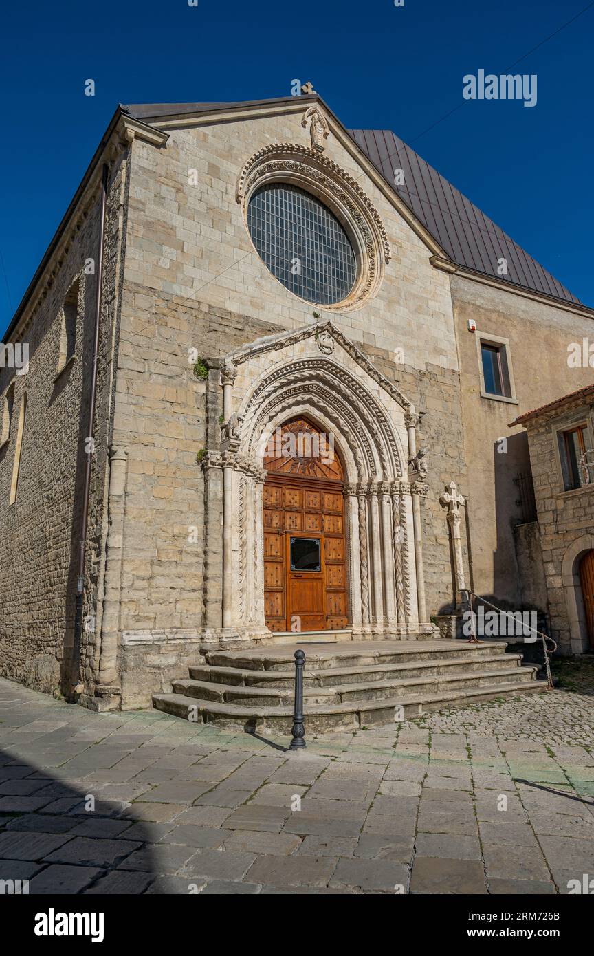 Die Kirche Sant'Emidio in Agnone ist ein großartiges Zeugnis der skulpturalen Kunst des 14. Jahrhunderts Stockfoto