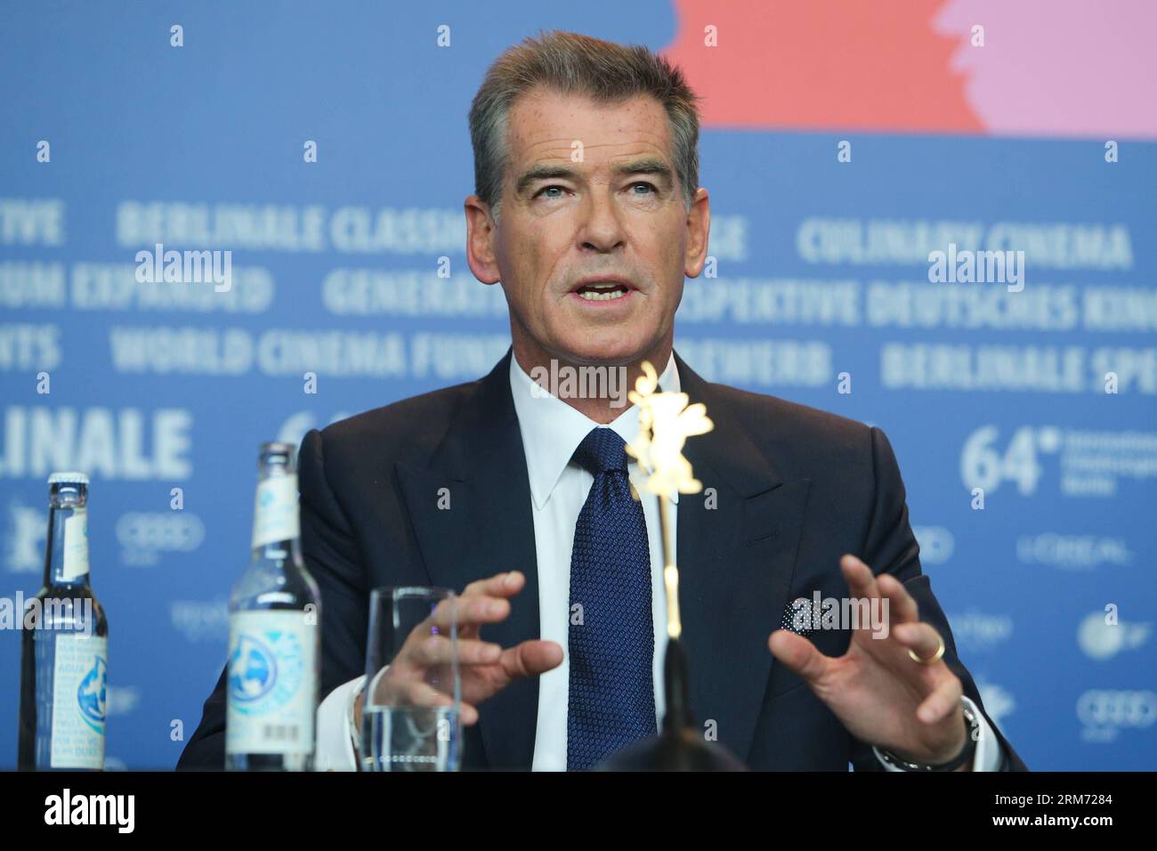 (140210) -- BERLIN, 10. Februar 2014 (Xinhua) -- Pierce Brosnan nimmt am 10. Februar 2013 an einer Pressekonferenz zur Förderung des Films A Long Way Down auf dem 64. Berlinale International Film Festival in Berlin Teil. (Lüfter Xinhua/Zhang) DEUTSCHLAND-BERLIN-BERLINALE-A LONG WAY DOWN PUBLICATIONxNOTxINxCHN 140210 Berlin 10. Februar 2014 XINHUA Pierce Brosnan nimmt an einer Pressekonferenz zur Förderung des Films A Long Way Down BEIM 64. Berlinale International Film Festival in Berlin AM 10. Februar 2013 Teil XINHUA Zhang Supporter Germany Berlin Berlin A Long Way Down PUBLICATIONxNOTxINxCHN Stockfoto