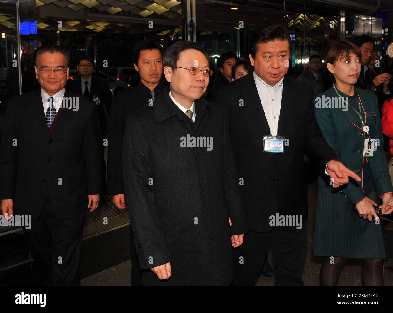 Wang Yu-Chi (C), taiwanesischer Hauptmann für Festlandangelegenheiten, kommt am Taoyuan International Airport in Taipeh, dem südöstlichen Taiwan, an, um nach Nanjing, der Hauptstadt der ostchinesischen Provinz Jiangsu, zu seinem viertägigen Besuch auf dem chinesischen Festland, am 11. Februar 2014, zu fahren. (Xinhua/Chen Yehua) (lfj) CHINA-TAIPEI-WANG YU-CHI-FESTLAND VISIT-DEPARTURE (CN) PUBLICATIONxNOTxINxCHN Wang Yu Chi C TAIWAN S Mainland Affairs Chief kommt AM internationalen Flughafen in Taipei Südostchina S TAIWAN an, um nach Nanjing, Hauptstadt der Ostchinesischen Provinz Jiangsu, zu seinem viertägigen Besuch auf dem chinesischen Festland, 11. Februar zu reisen Stockfoto