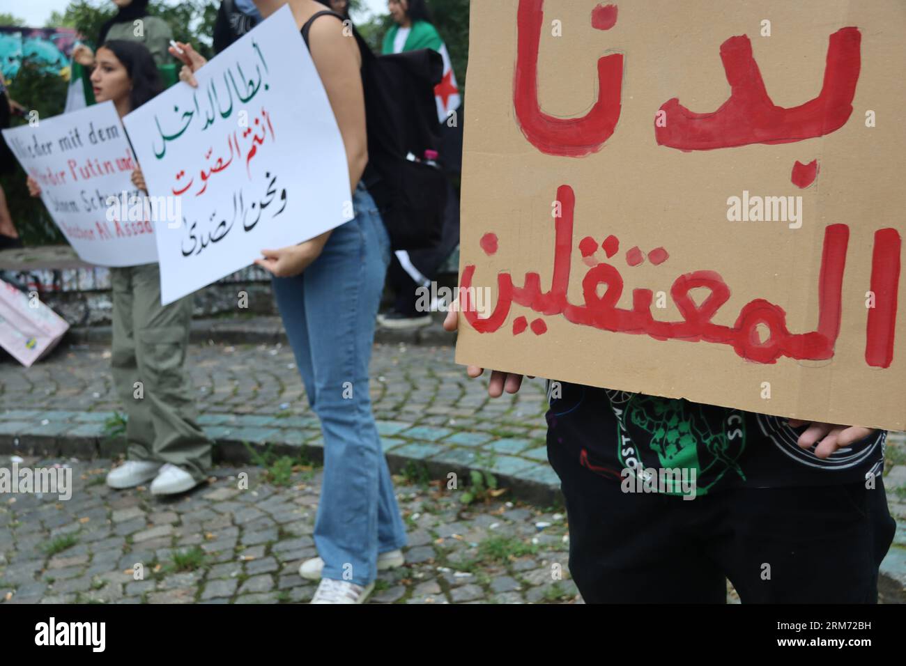 Syrische Proteste in Leipzig verurteilen die Aktionen des Regimes. Unterstützen Sie die Basisbewegung in Südsyrien mit einem Schwerpunkt auf Suwayda Stockfoto
