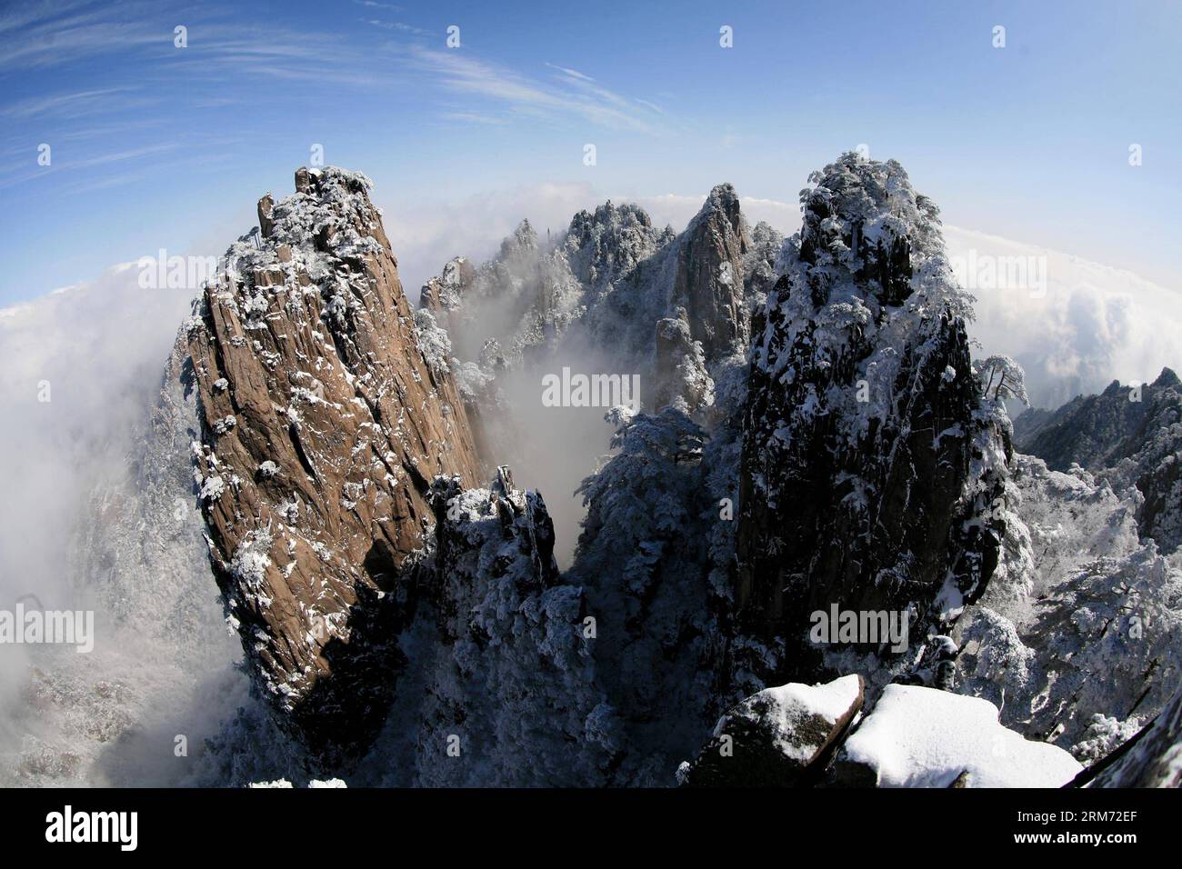 Das Foto vom 10. Februar 2014 zeigt die Schneelandschaft am Huangshan Mountain Scenic Area in der ostchinesischen Provinz Anhui. (Xinhua/Shi Guangde) (mt) CHINA-ANHUI-HUANGSHAN-SNOW Scenic (CN) PUBLICATIONxNOTxINxCHN Foto aufgenommen AM 10. Februar 2014 zeigt die Schneelandschaft AM Huang Shan Mountain Scenic Area in Ostchina S Anhui Provinz XINHUA Shi Guangde Mt China ANHUI Huang Shan Snow Scenlandschaft CN PUNOBLATxINNCHN Stockfoto