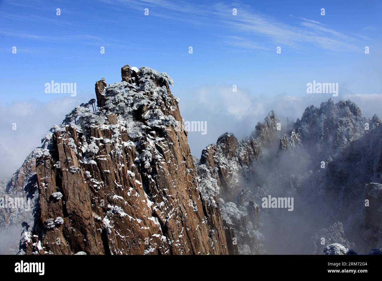 Das Foto vom 10. Februar 2014 zeigt die Schneelandschaft am Huangshan Mountain Scenic Area in der ostchinesischen Provinz Anhui. (Xinhua/Shi Guangde) (mt) CHINA-ANHUI-HUANGSHAN-SNOW Scenic (CN) PUBLICATIONxNOTxINxCHN Foto aufgenommen AM 10. Februar 2014 zeigt die Schneelandschaft AM Huang Shan Mountain Scenic Area in Ostchina S Anhui Provinz XINHUA Shi Guangde Mt China ANHUI Huang Shan Snow Scenlandschaft CN PUNOBLATxINNCHN Stockfoto