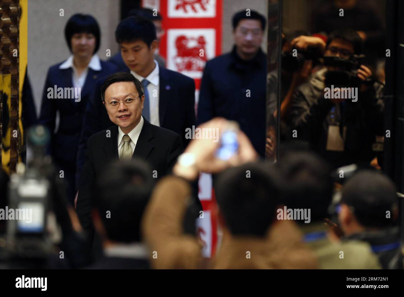 (140211) -- NANJING, 11. Februar 2014 (Xinhua) -- Wang Yu-Chi, Taiwans Chef für Festlandangelegenheiten, nimmt an einer Pressekonferenz nach dem formellen Treffen mit Zhang Zhijun (nicht abgebildet), Leiter des Büros für Taiwan-Angelegenheiten des Staatsrats, in Nanjing, der Hauptstadt der ostchinesischen Provinz Jiangsu, am 11. Februar 2014 Teil. Das chinesische Festland und Taiwans Chefbeamte, die für Angelegenheiten jenseits der Straße zuständig sind, trafen sich hier am 11. Februar Nachmittag zum ersten Mal seit 1949. (Xinhua/Shen Bohan) (zkr) CHINA-NANJING-WANG YU-CHI-FESTLAND BESUCH (CN) PUBLICATIONxNOTxINxCHN NANJING 11. Februar 2014 XINHUA Wang Yu Chi TAIWAN S Festland Affa Stockfoto