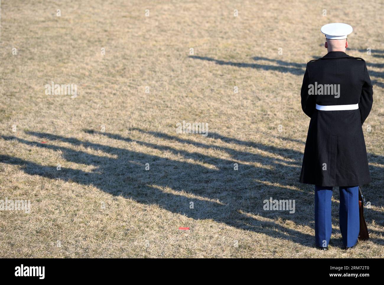 (140211) -- WASHINGTON, 11. Februar 2014 (Xinhua) -- Ein Mitglied der Ehrenwache wird während einer Begrüßungszeremonie gesehen, die von US-Präsident Barack Obama gehalten wird, weil er den französischen Präsidenten Francois Hollande auf dem Südrasen des Weißen Hauses in Washington D.C., der Hauptstadt der Vereinigten Staaten, Fed. 11, 2014. (Xinhua/Yin Bogu) US-WASHINGTON-FRANCE-HOLLANDE-HONOR Guard PUBLICATIONxNOTxINxCHN WASHINGTON Feb 11 2014 XINHUA ein Mitglied der Honour Guard IST Lakes während einer Willkommenszeremonie Held des US-Präsidenten Barack Obama für den Besuch des französischen Präsidenten Francois Hollande AUF dem Südlawn des Weißen Hauses in Washin Stockfoto