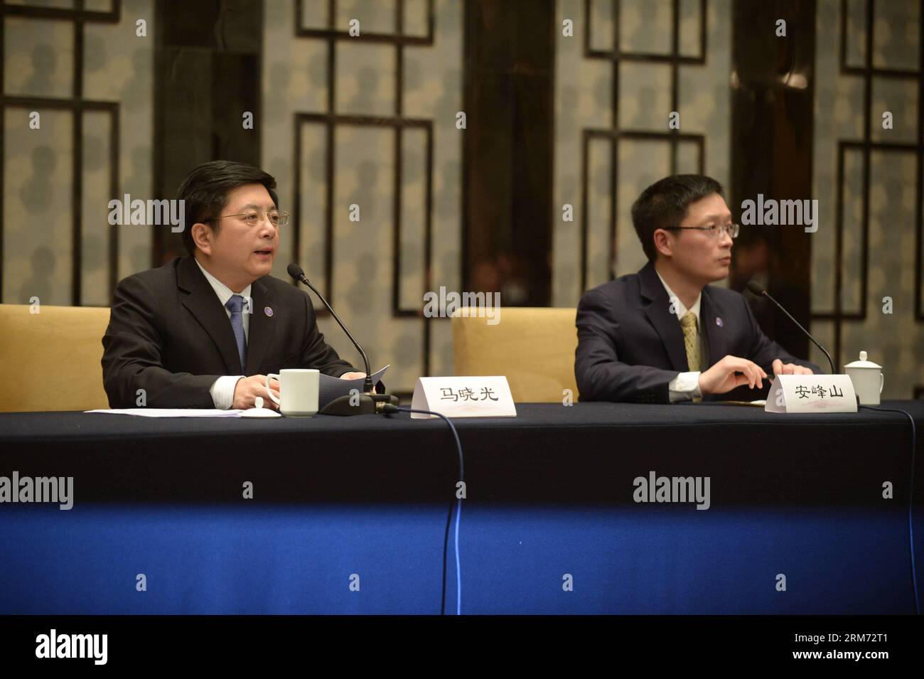 (140211) -- NANJING, 11. Februar 2014 (Xinhua) -- Ma Xiaoguang (L), Sprecher des Büros für Taiwan-Angelegenheiten des Staatsrats, nimmt am 11. Februar 2014 an einer Pressekonferenz in Nanjing, der Hauptstadt der ostchinesischen Provinz Jiangsu, Teil. Das chinesische Festland und Taiwans Chefbeamte, die für Angelegenheiten jenseits der Straße zuständig sind, trafen sich hier am 11. Februar Nachmittag zum ersten Mal seit 1949. Beide Seiten kamen überein, die Gespräche über Folgevereinbarungen zum Rahmenabkommen über wirtschaftliche Zusammenarbeit (ECFA) voranzutreiben. (Xinhua/Shen Peng) (zkr) CHINA-NANJING-WANG YU-CHI-FESTLANDBESUCH (CN) PUBLICATIONxNOTxINxCHN Nanjing 11. Februar 2 Stockfoto