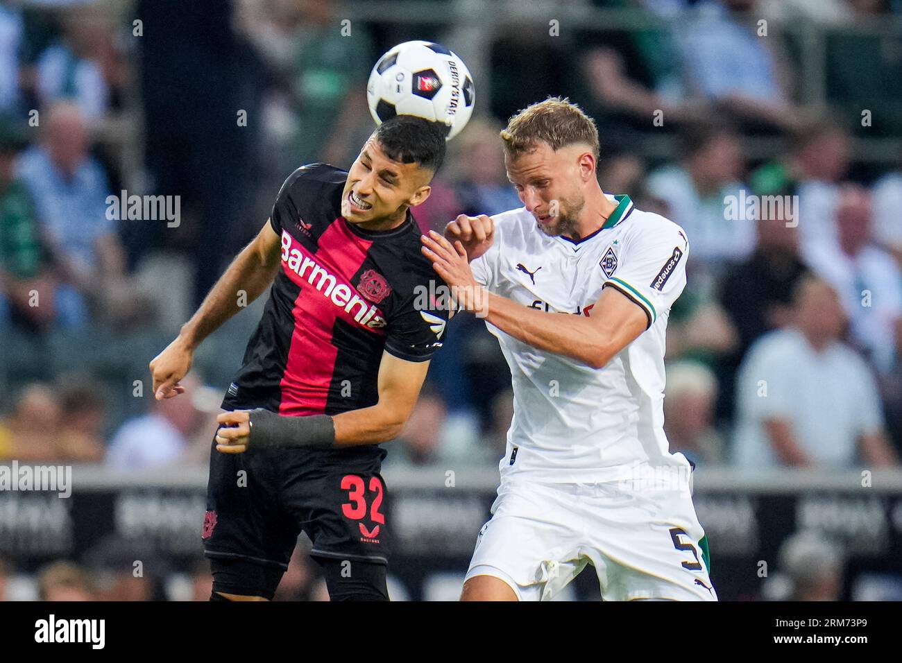 Moenchengladbach, Deutschland. 26. August 2023. MOENCHENGLADBACH, DEUTSCHLAND - AUGUST 26: Gustavo Puerta von Bayer 04 Leverkusen und Marvin Friedrich von Borussia Monchengladbach konkurrieren beim Bundesliga-Spiel zwischen Borussia Monchengladbach und Bayer 04 Leverkusen im Borussia-Park am 26. August 2023 in Moenchengladbach (Foto: Rene Nijhuis/BSR-Agentur) Credit BSR Agency/Alamy Live News Stockfoto