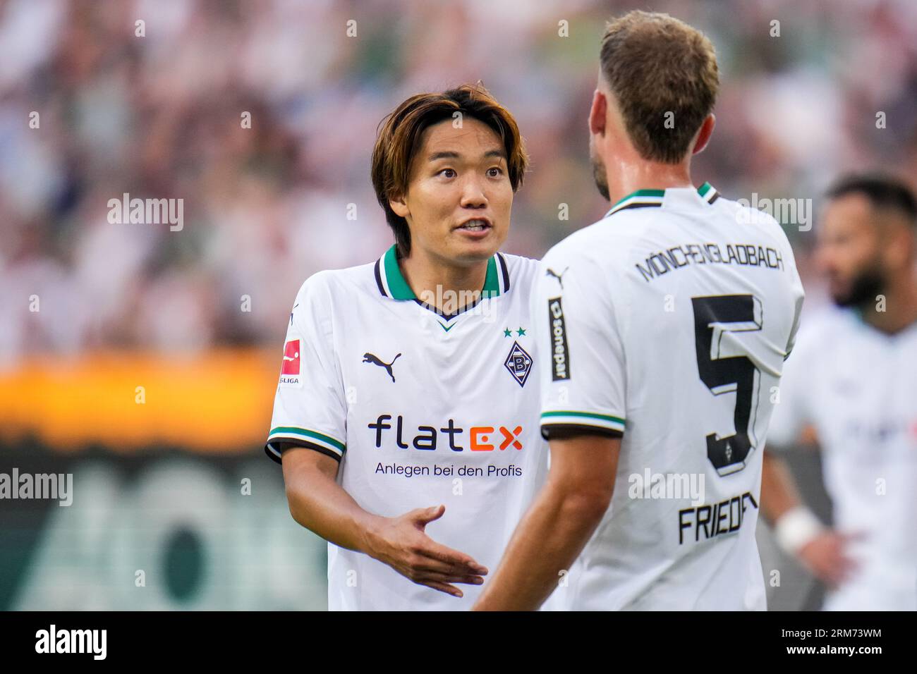 Moenchengladbach, Deutschland. 26. August 2023. MOENCHENGLADBACH, DEUTSCHLAND - AUGUST 26: Ko Itakura von Borussia Monchengladbach spricht mit Marvin Friedrich von Borussia Monchengladbach während des Bundesligaspiels zwischen Borussia Monchengladbach und Bayer 04 Leverkusen im Borussia-Park am 26. August 2023 in Moenchengladbach (Foto: Rene Nijhuis/BSR Agentur/Alamy) Live-Credit: BSR-News Stockfoto