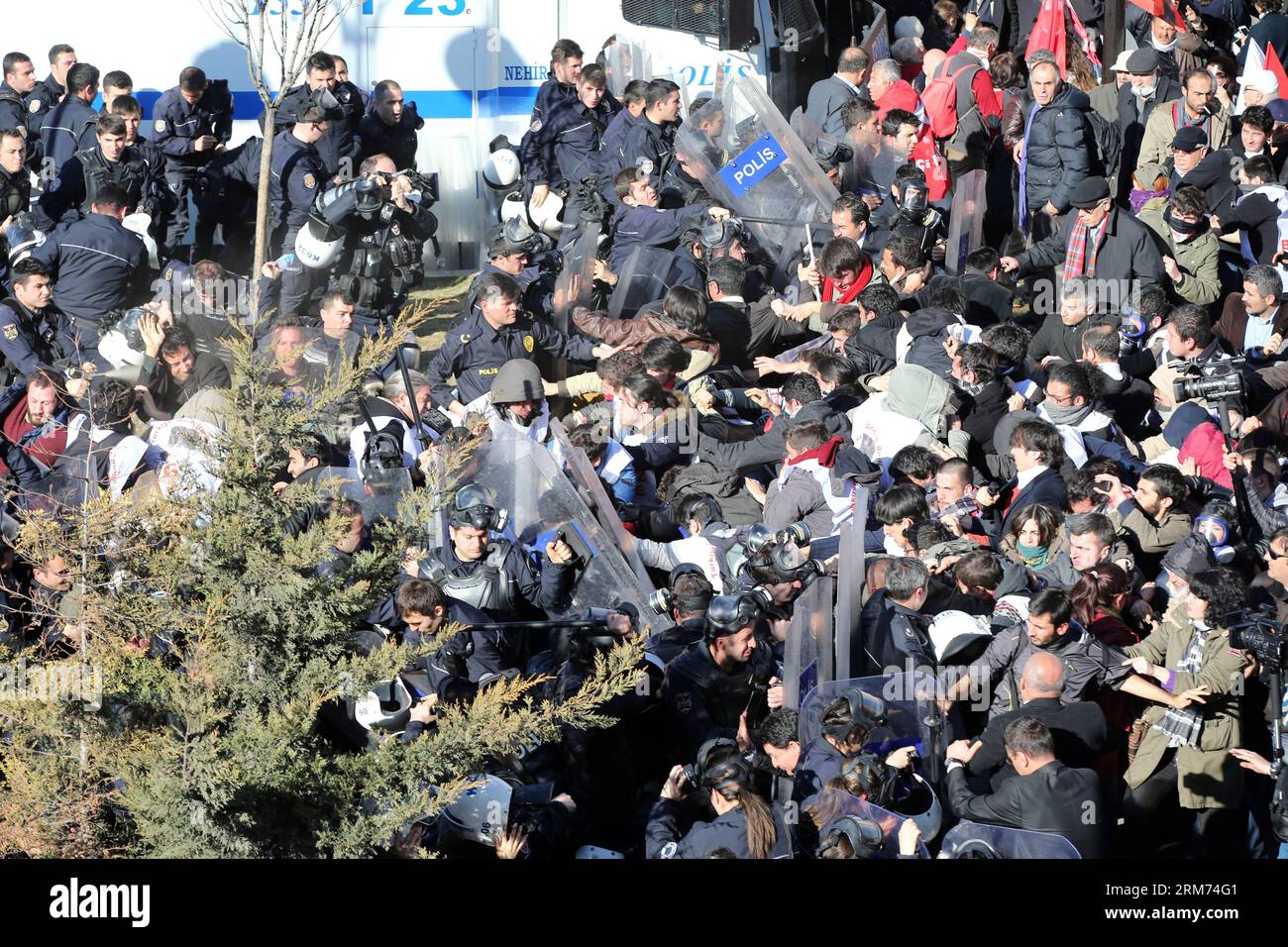(140213) -- ANKARA, -- Demonstranten stoßen am 13. Februar 2014 in Ankara, der Hauptstadt der Türkei, auf türkische Polizeikräfte. Es kam am Donnerstag in Kizilay in Ankara zu Zusammenstößen zwischen türkischen Polizeikräften und über 3.000 Demonstranten gegen das Gefängnis des ehemaligen Generalstabschefs Ilker Basbug und anderer Sozialdemokraten, die angeblich an einem Putsch beteiligt waren. (Xinhua/Mustafa Kaya) TÜRKEI-ANKARA-ZUSAMMENSTÖSSE PUBLICATIONxNOTxINxCHN Ankara-Demonstranten Zusammenstöße mit türkischen Polizeikräften in der türkischen Hauptstadt Ankara AM 13. Februar 2014 kam es zu Zusammenstößen zwischen türkischen Polizeikräften und über 3 000 Demonstranten gegen die Stockfoto
